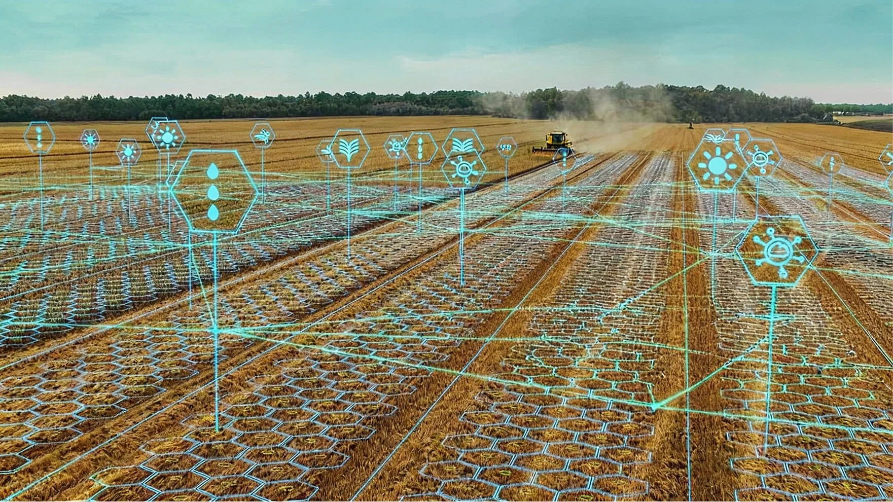 Un campo de cultivo con un tractor a lo lejos, sobre el que se superponen iconos digitales que representan la tecnología agrícola y el análisis de datos.
