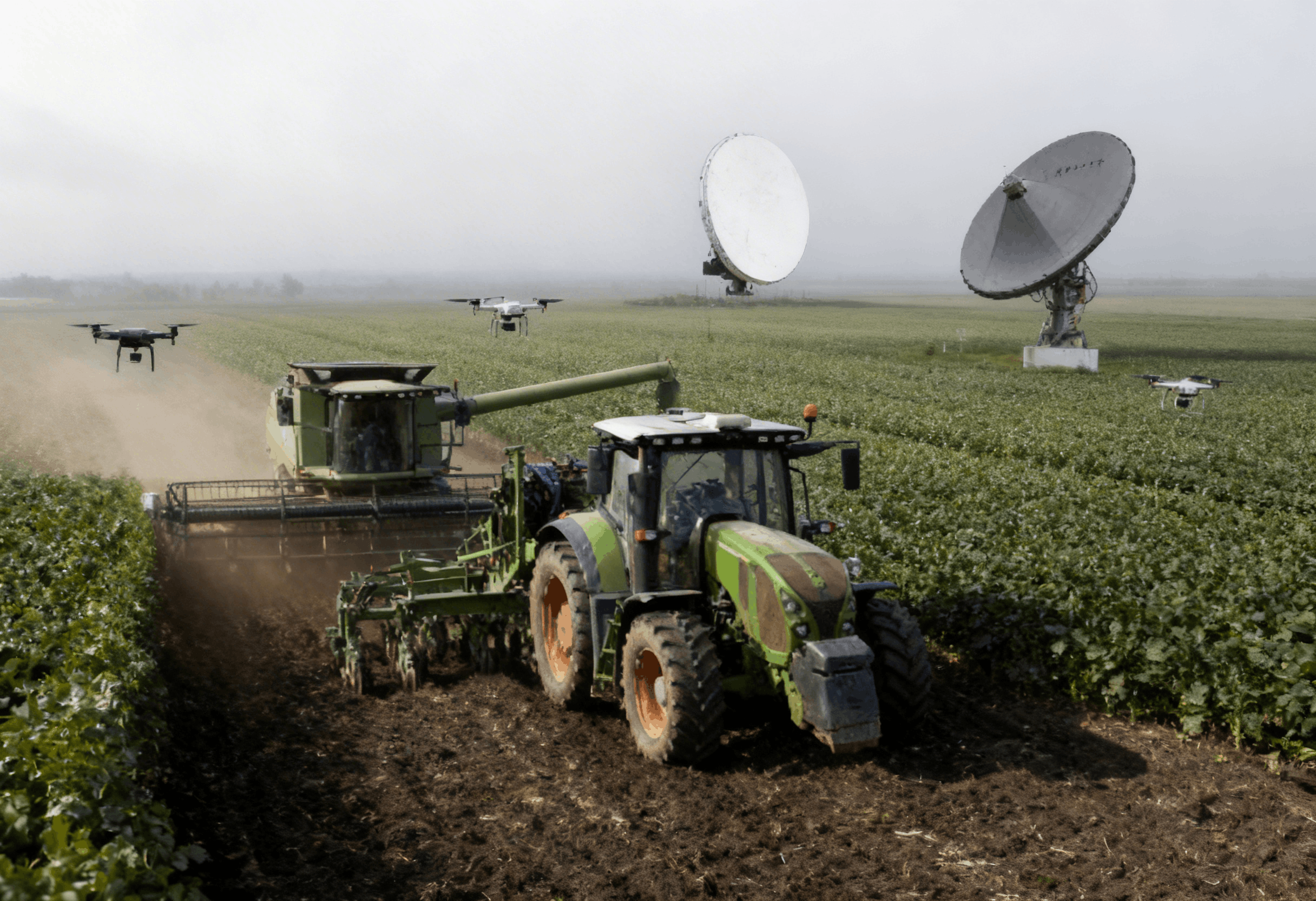 Un tractor trabajando en un campo agrícola con una estela de polvo a su paso, acompañado de drones que sobrevuelan la zona y grandes antenas parabólicas de vigilancia en un paisaje rural.