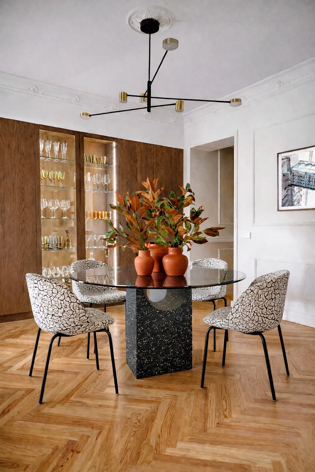 Proyecto de interiorismo comercial con acabados premium y optimización del espacio, diseño estratégico por Candela Studio.