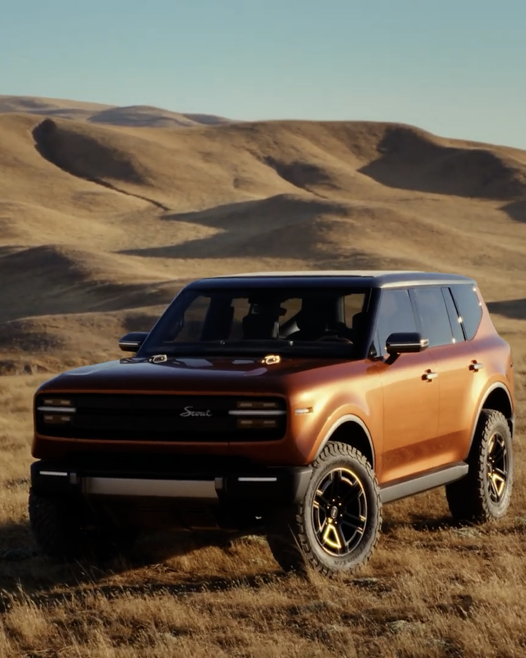 WIDE SHOT: Reveal of The new
Scout Traveler
