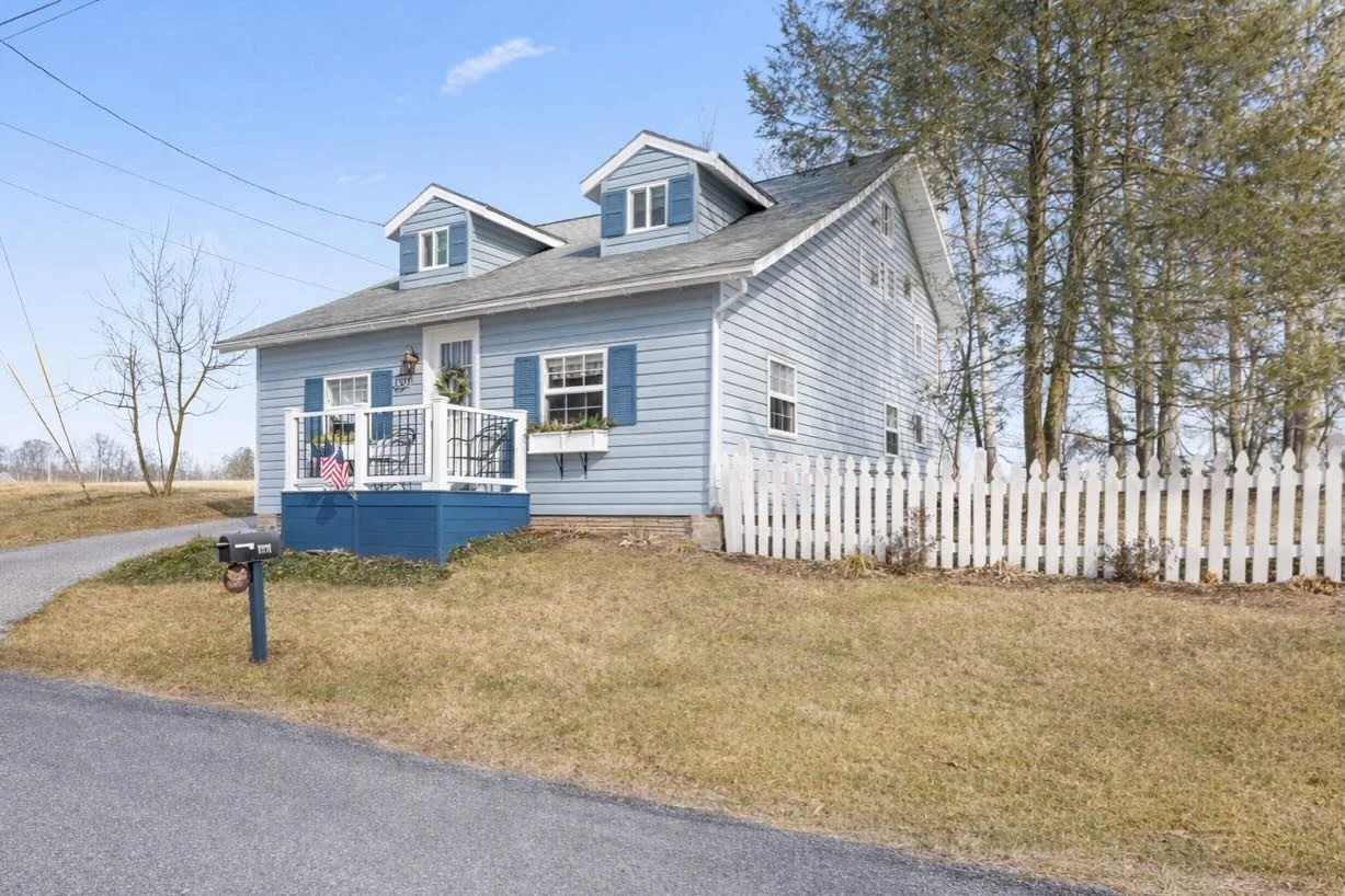 Escape to quiet country views at Blue Coat Cottage 🌾✨ Surrounded by open fields and fresh air, it&rsquo;s the perfect weekend retreat. Come soak in the peace!🏡

#BlueCoatCottage #GettysburgGetaway #CountrysideEscape #WeekendRetreat #FieldViews