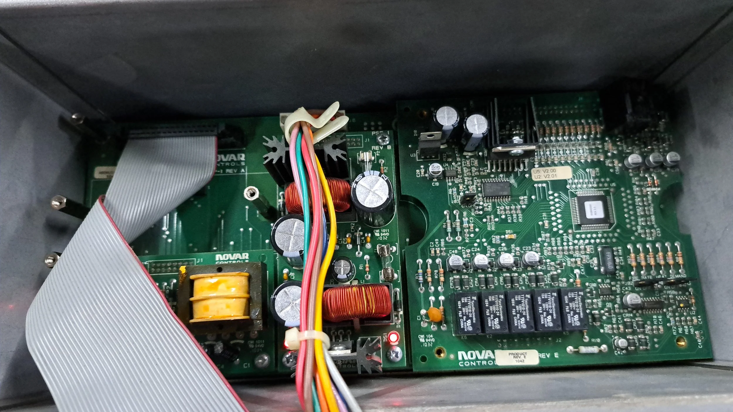 Placa de circuito impreso con componentes electrónicos, cables de colores y conectores.