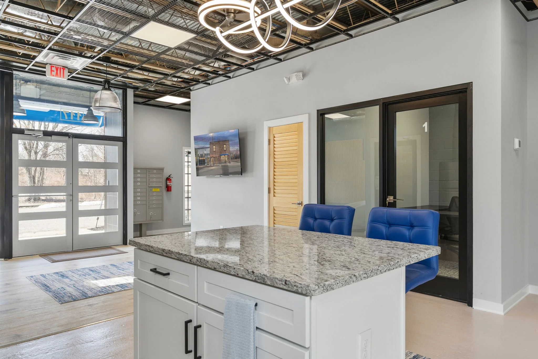 41-web-or-mls-117 S Main St interior-65.jpg