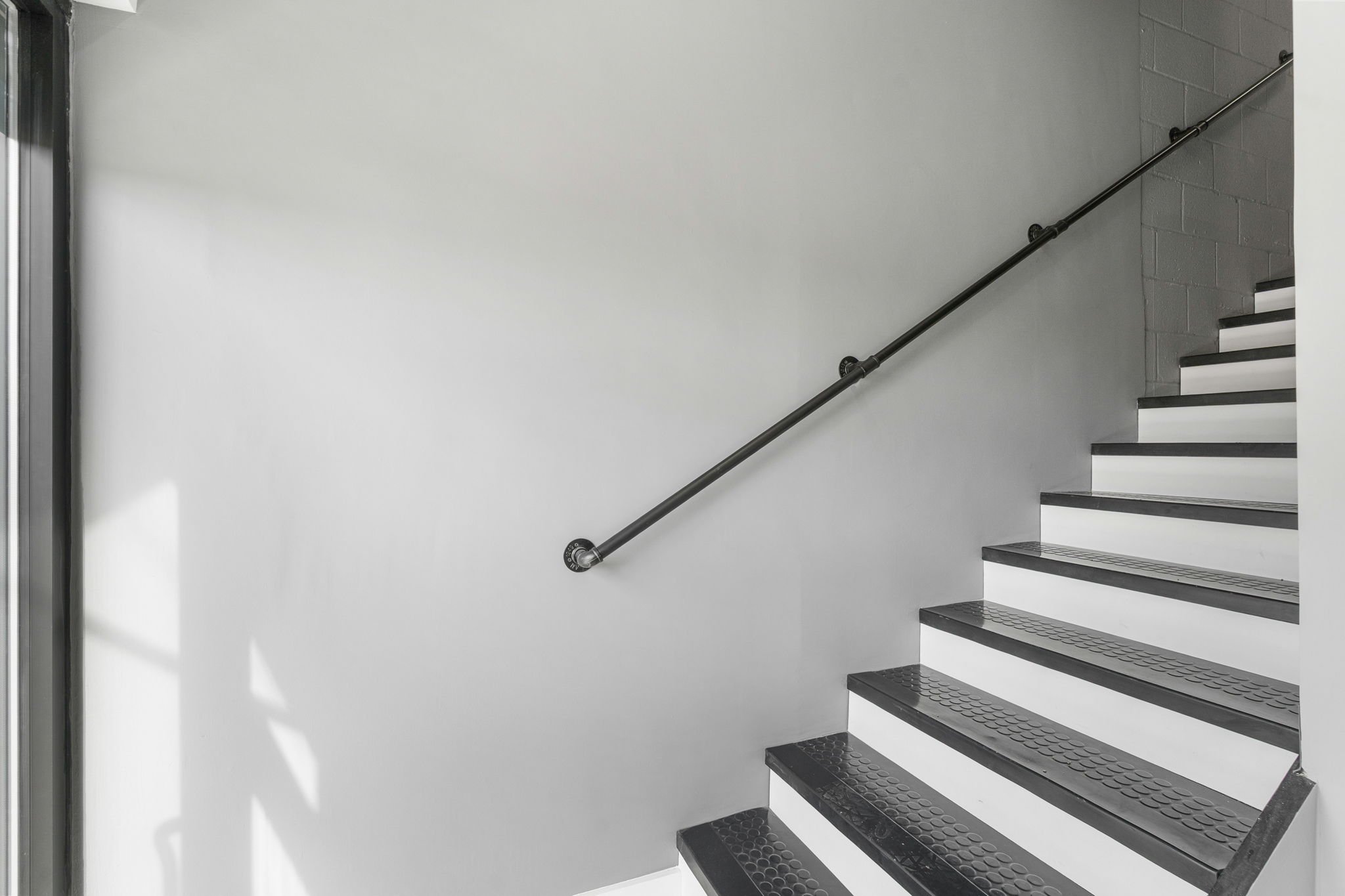 70-web-or-mls-117 S Main St interior-36.jpg