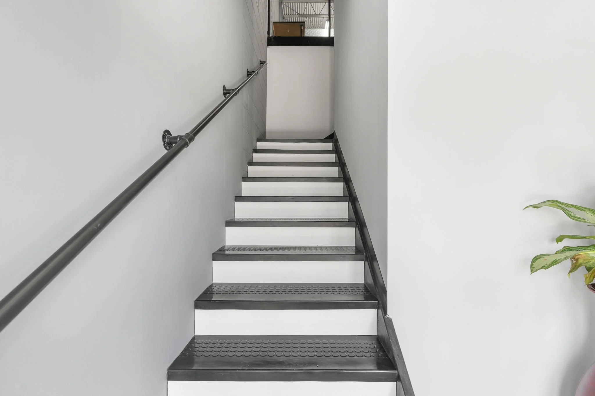 72-web-or-mls-117 S Main St interior-34.jpg