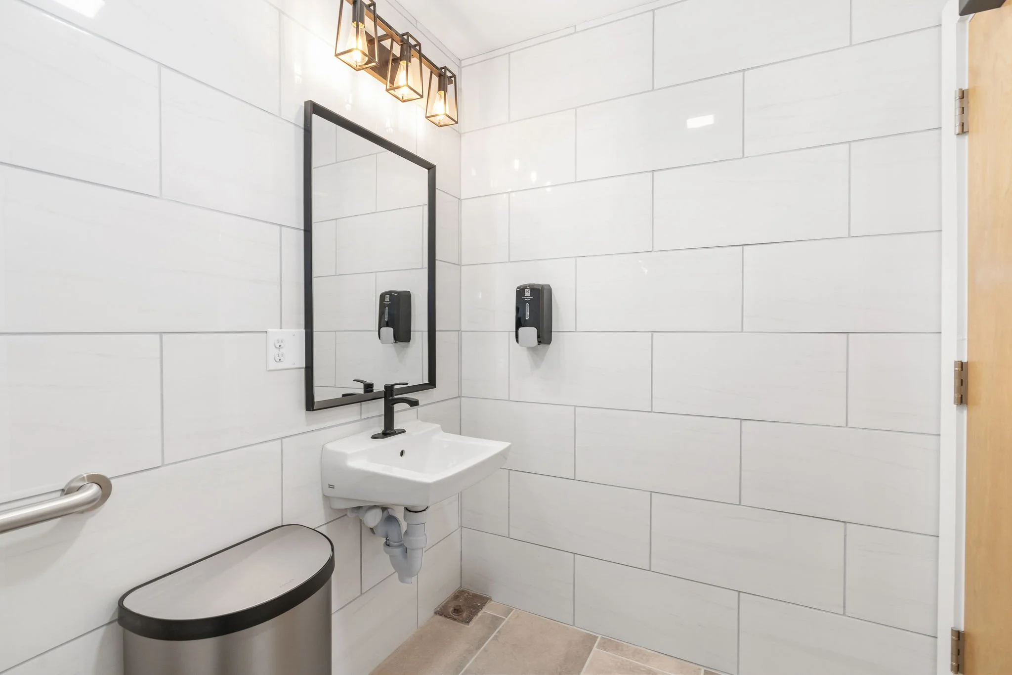 69-web-or-mls-117 S Main St interior-37.jpg