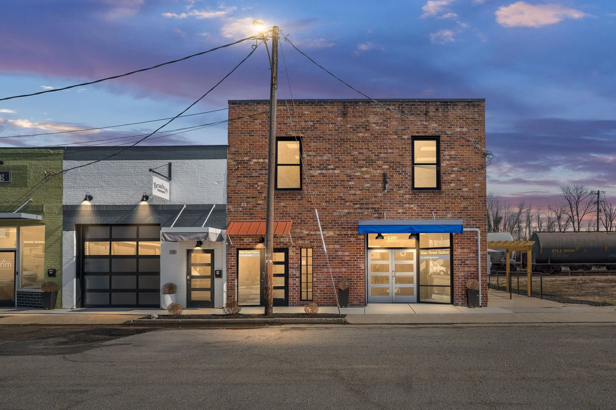 3-web-or-mls-117 S Main St twilgith-4.jpg