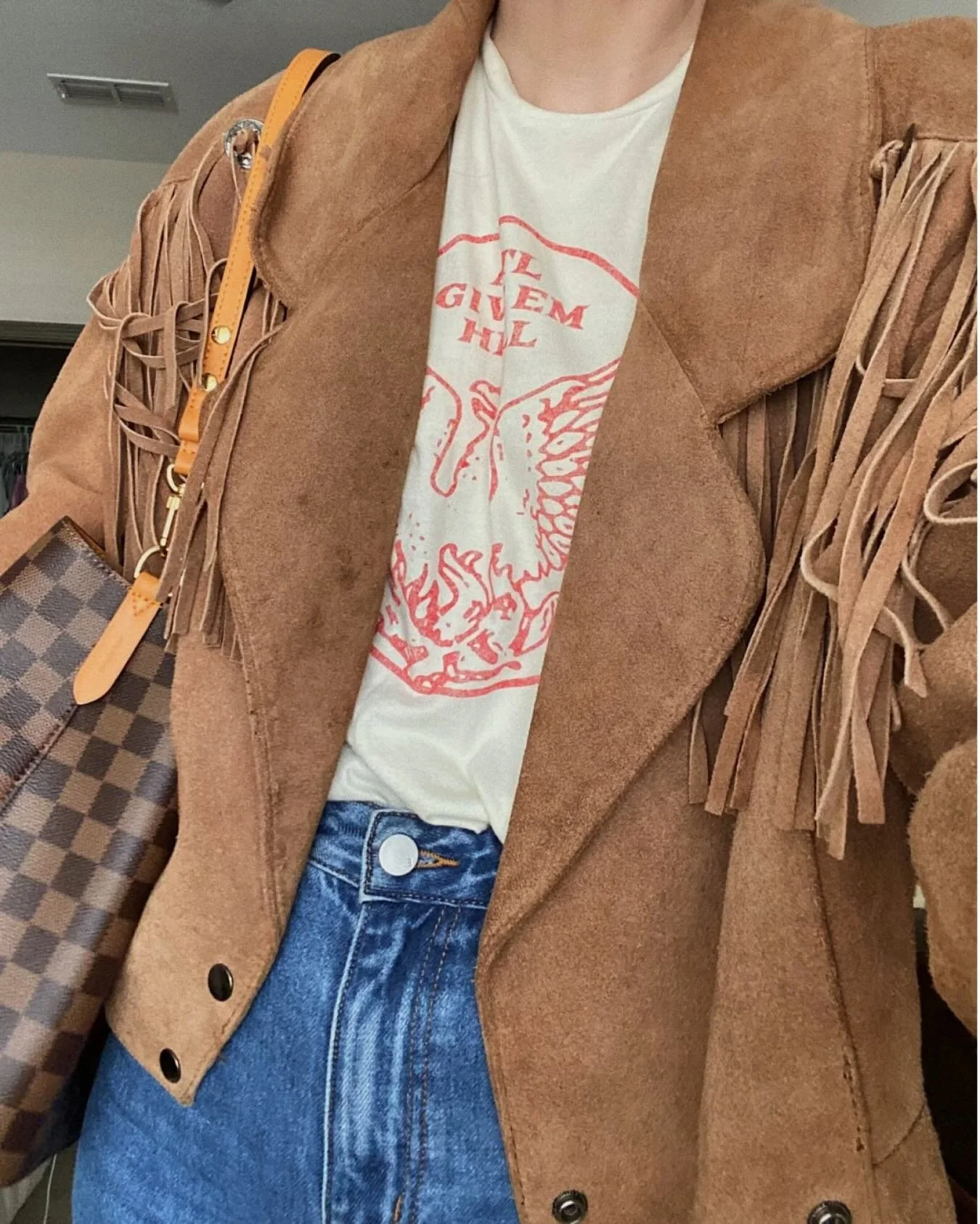 Fringe + vintage denim + graphic tee&hellip;one of those outfit formulas that never fails. 🤎✨

A good outfit doesn&rsquo;t have to be complicated; it just needs contrast:
&bull; texture (suede fringe) 
&bull; structure (high-waisted stiff denim)
&bu