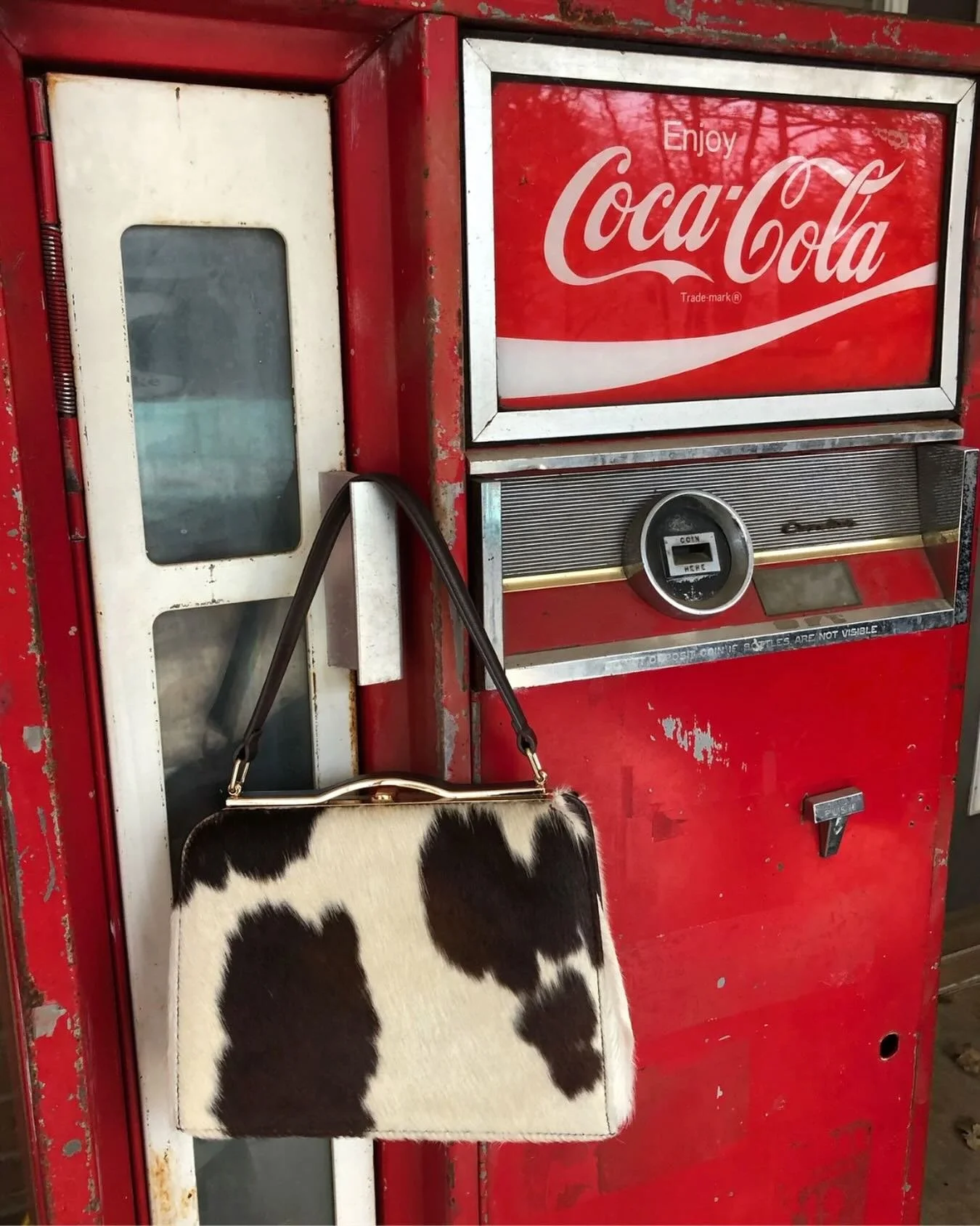 Obsessed with this find 🐄✨ A cowhide bag is one of those pieces that just has character &mdash; it adds so much texture and personality to an outfit without even trying.

Whether you&rsquo;re a maximalist at heart or just love one unexpected accent 