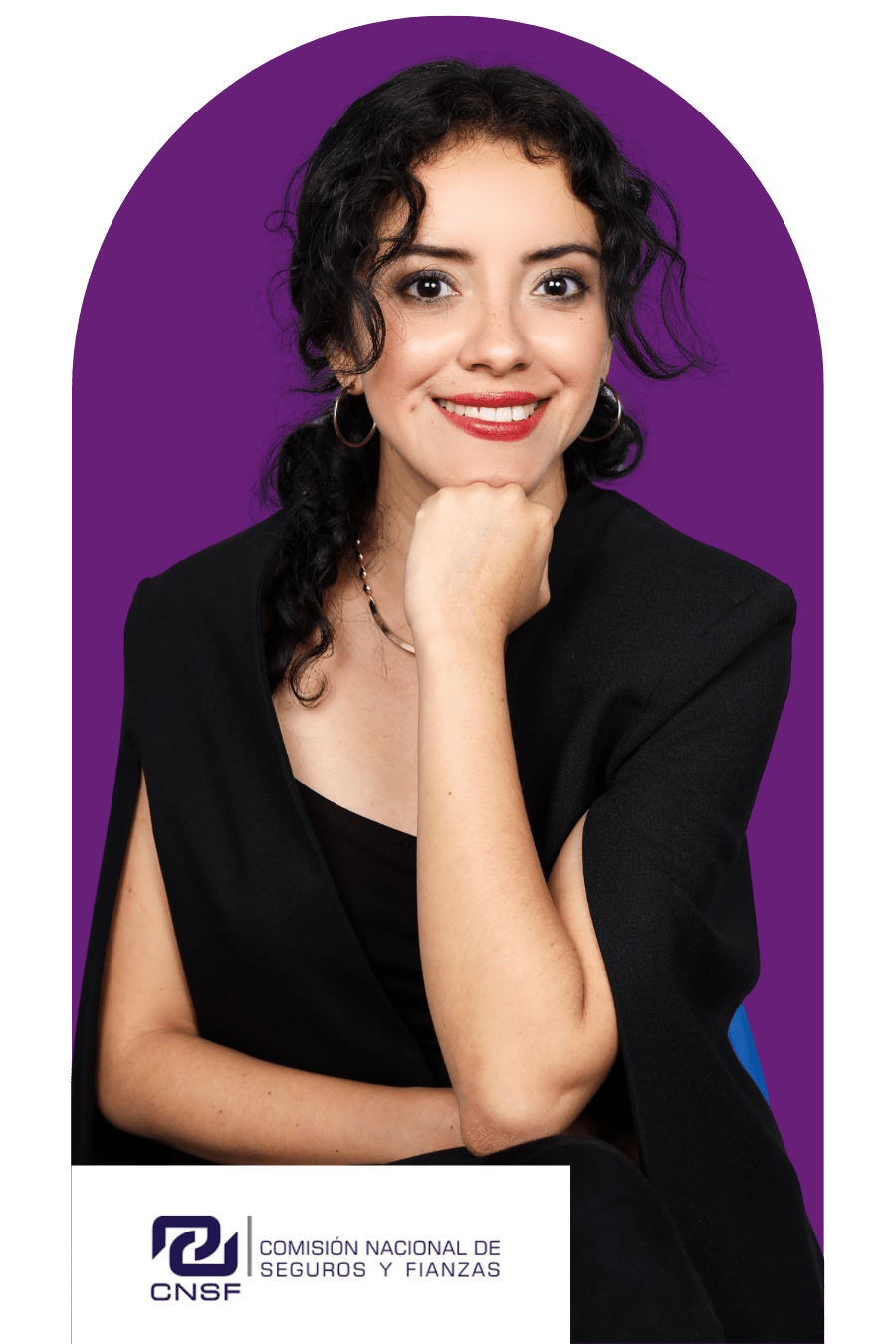 Mujer sonriendo con cabello rizado, usando pendiente de aro y camiseta negra, frente a fondo morado, con logo de la Comisión Nacional de Seguros y Fianzas en la esquina inferior izquierda.