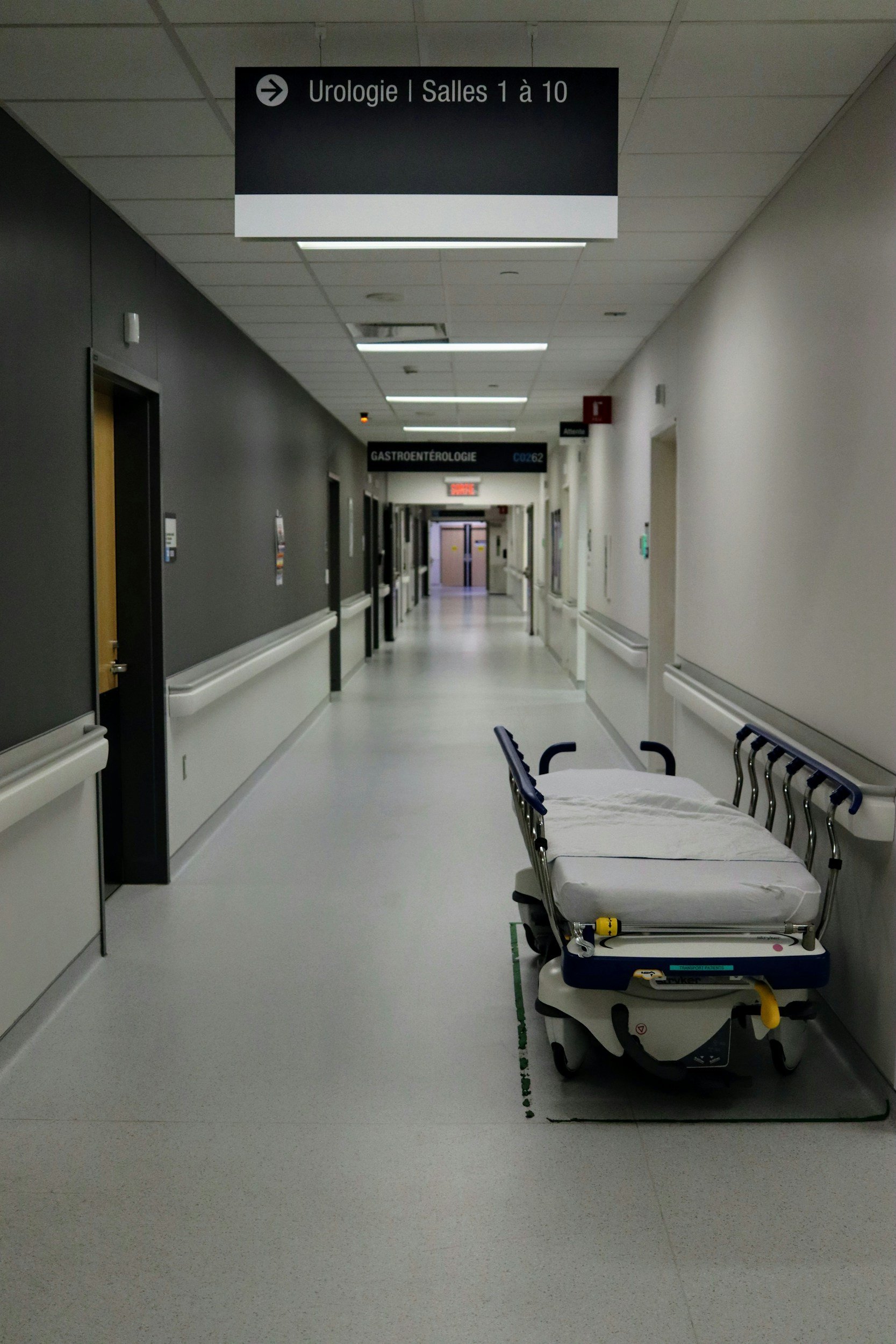 Pasillo del hospital con una camilla sin paciente.»
