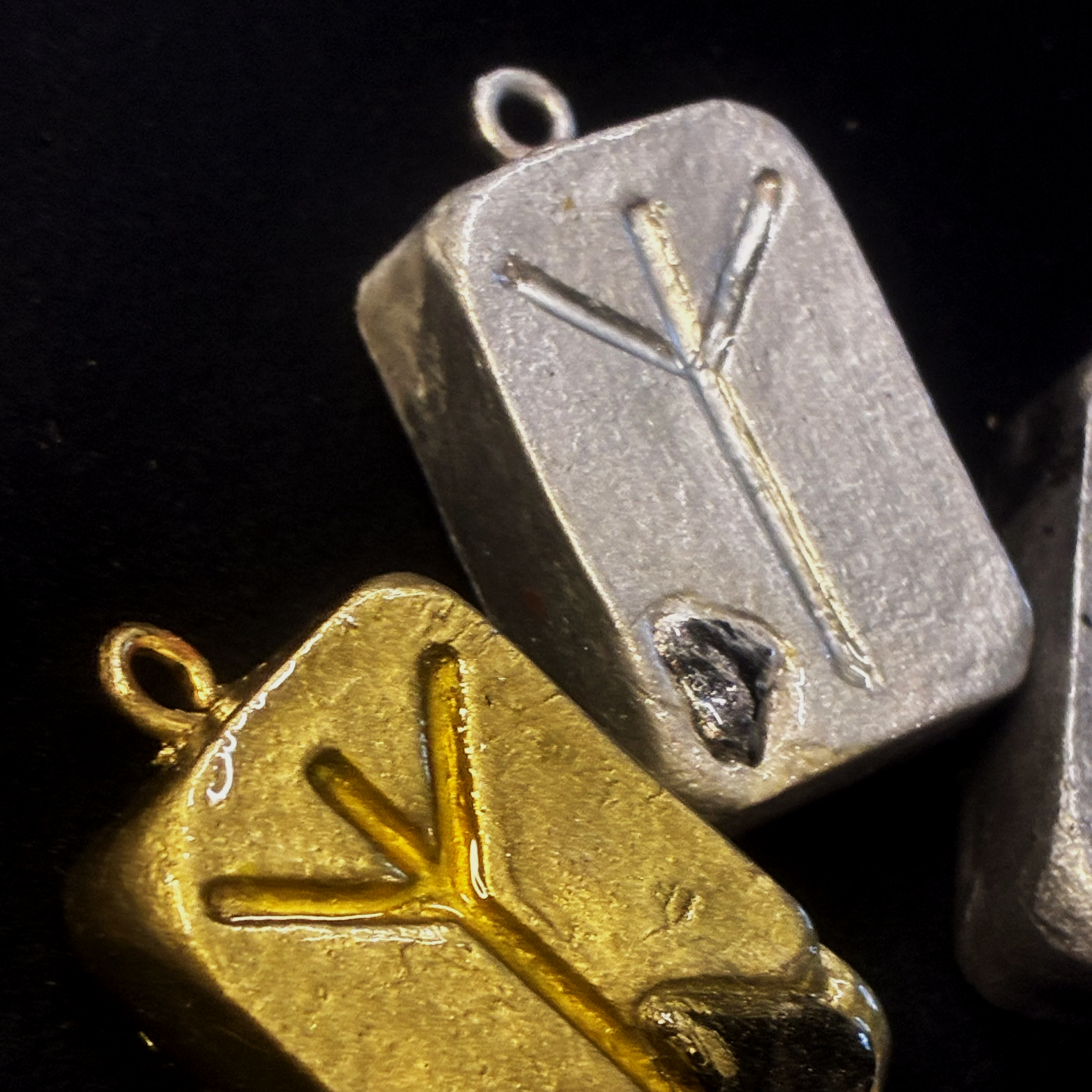 ᛉ Algiz – The Protector Pendant