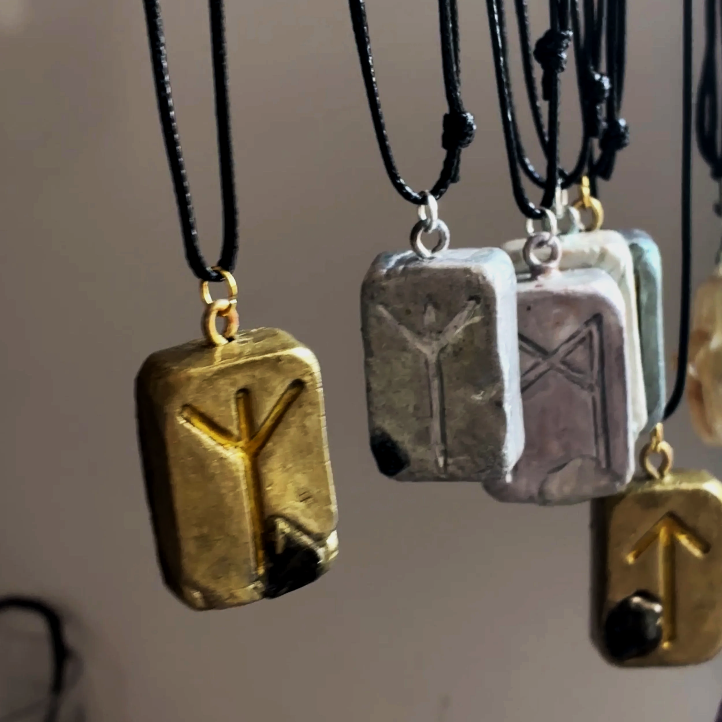 ᛉ Algiz – The Protector Pendant - LunaWye