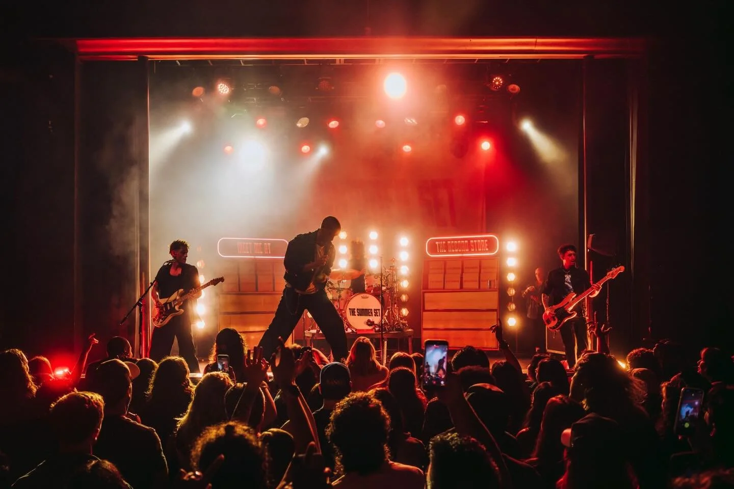 @thesummerset - &lsquo;Take Me Back to the Record Store&rsquo; Tour 

Lighting Design @garymatthewryan 
Touring LD @oliveball 
Gear @voltlites