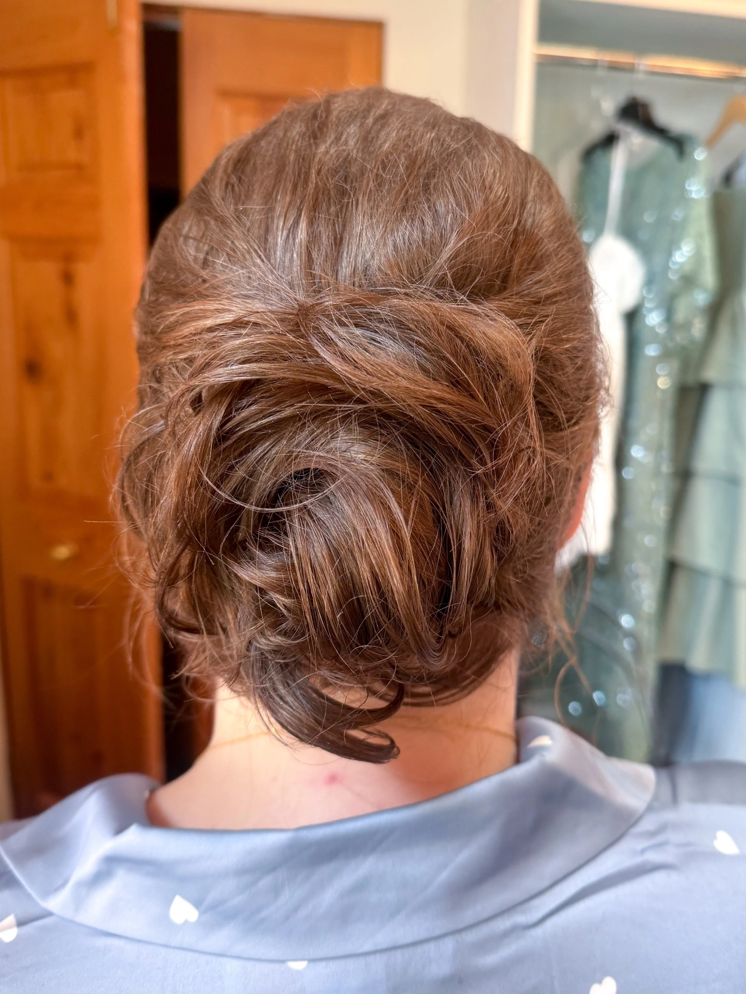 Sometimes a more natural look is just what the client wants &amp; this one was absolutely STUNNING on Lucy! For a gal that never wears makeup, this style was simple and elegant while still showing off HER features ✨

Stylist Team: @haley_b_jones @hmb