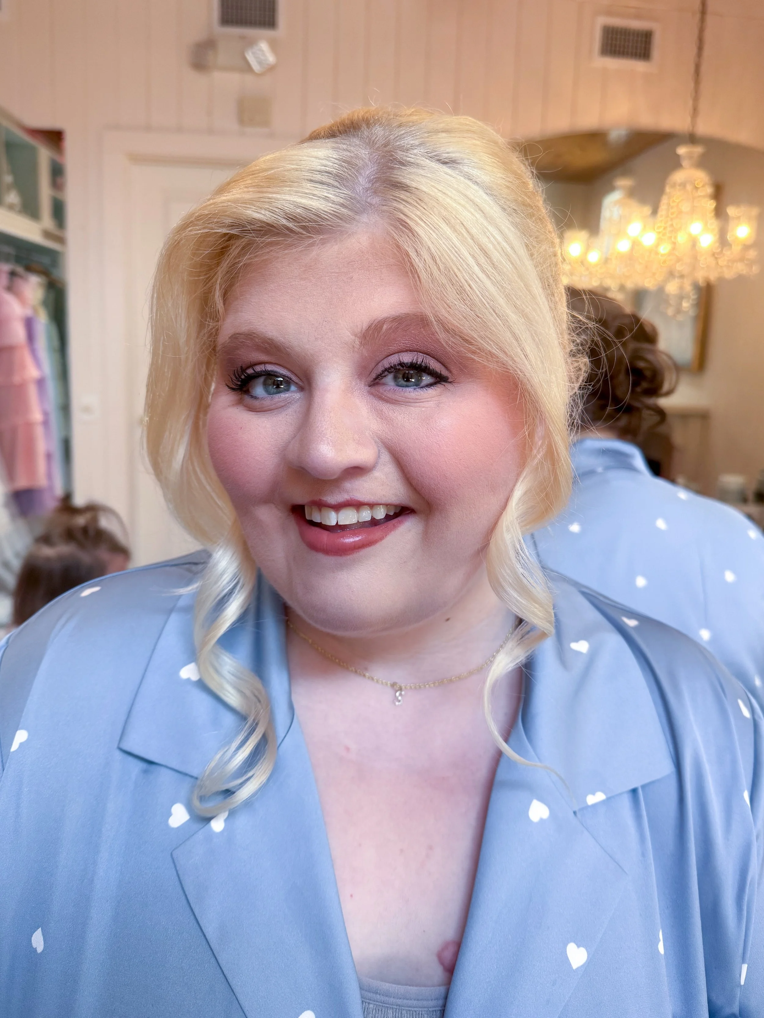 When your bridesmaid says she's never had someone truly color match her foundation... you make SURE she's matched well! It was so good to see my long time friend @_sararousseau ✨

Stylist Team: @caydenaskinner @haley_b_jones @hmbyryleegrace