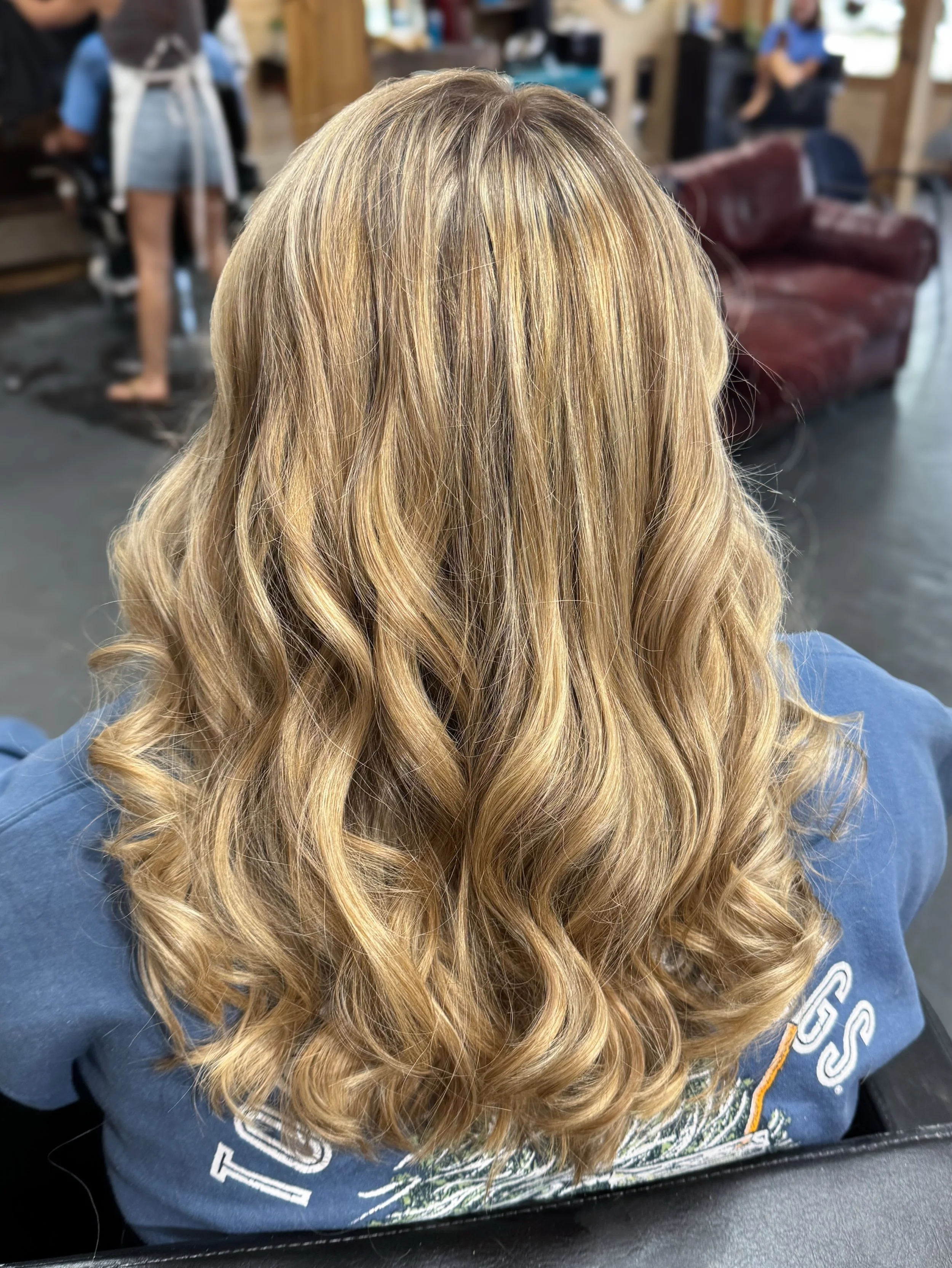 This partial highlight and money piece move up was SO much fun! One of my favorite parts of hair color is watching how the results all come together at the end for a seamless look ✨🫶🏼
