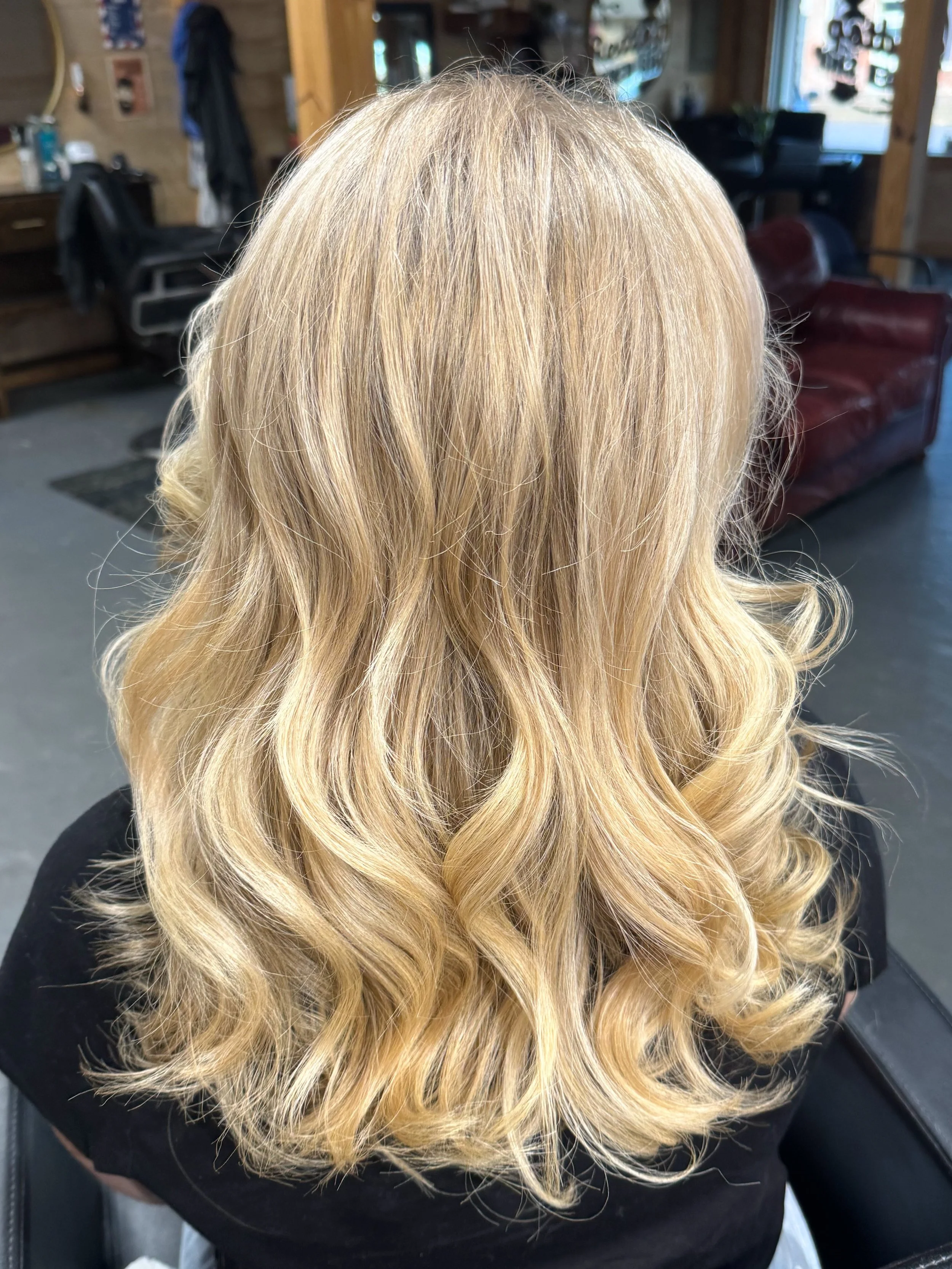 My friend @maci.olive loves a bright buttery blonde look! Soft brightness, a seamless blend, and a bright face frame for that effortless, lived-in blonde. Low maintenance doesn&rsquo;t have to mean low impact. 🤍

Thanks again for allowing me to help