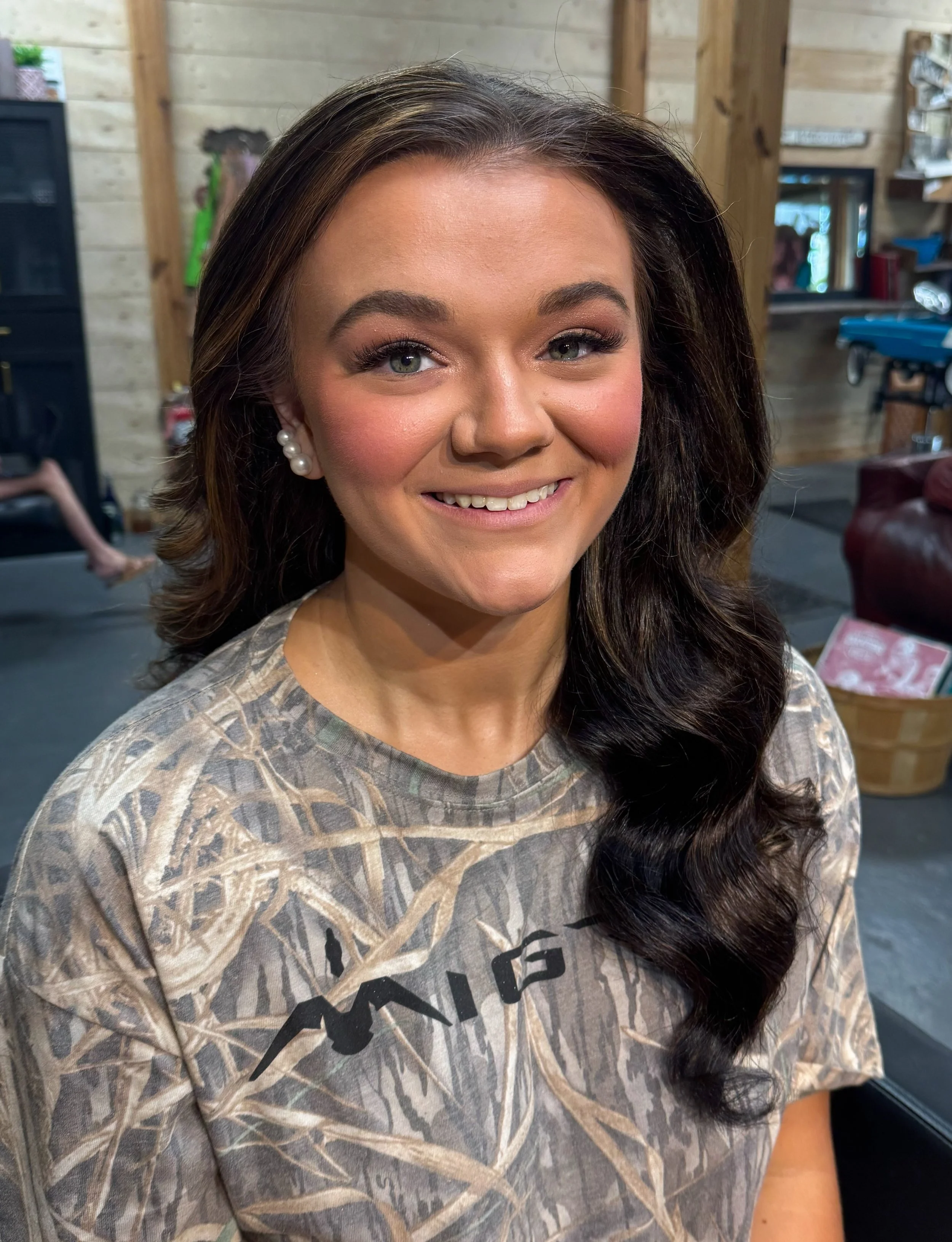 A Carmel highlight moment this morning for a fresh new hoco look! Then hair and makeup for @callie_ryann13 for her senior Homecoming dance! Don't worry, she put on lipstick after lunch 😉