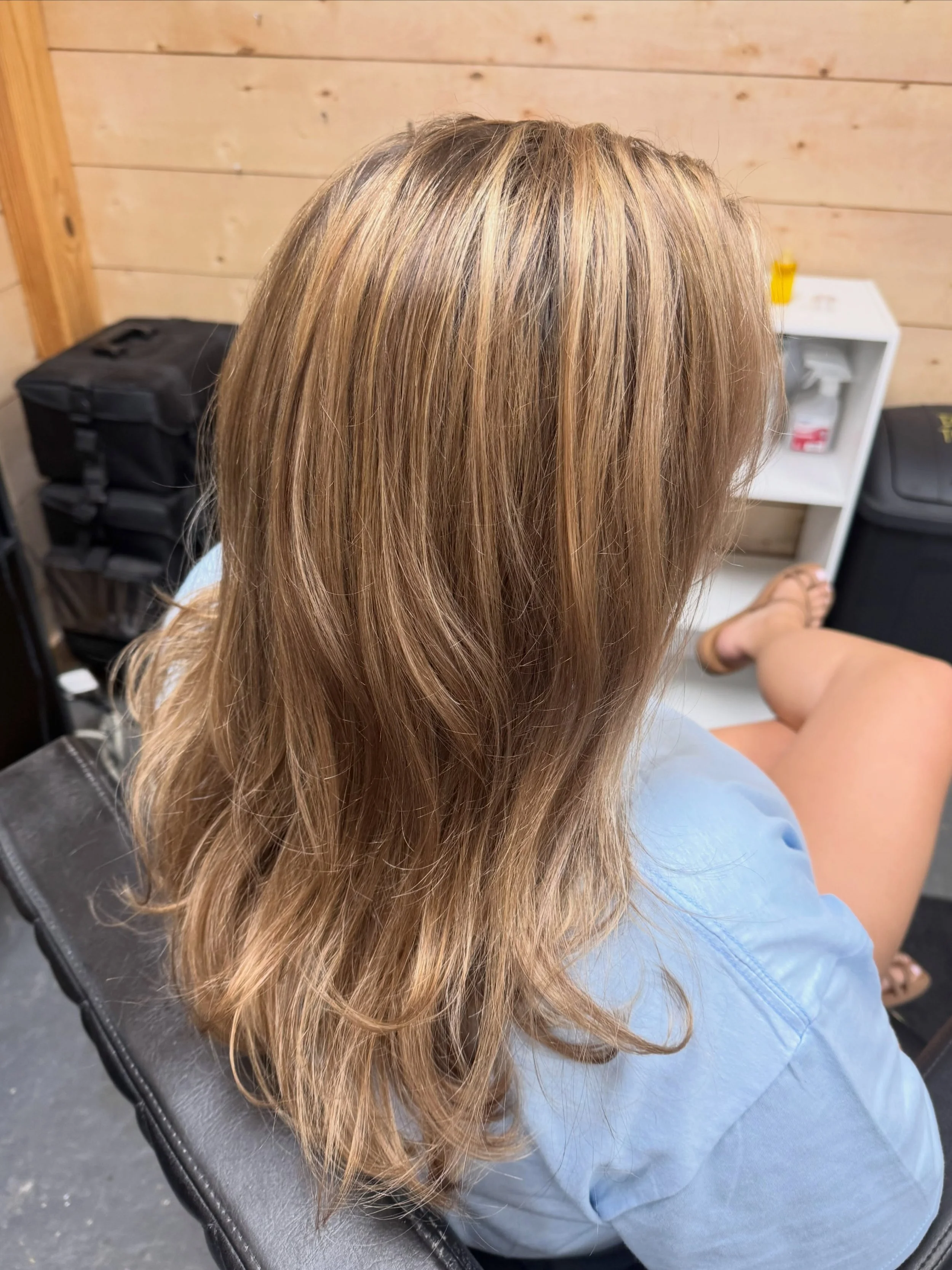 I am LIVING for my clients asking for dimensional color this fall! @delaney_lynnn came in asking to be closer to her natural root while still feeling like she had gotten her hair done, so we settled on this beautiful cream soda brown that has ribbons