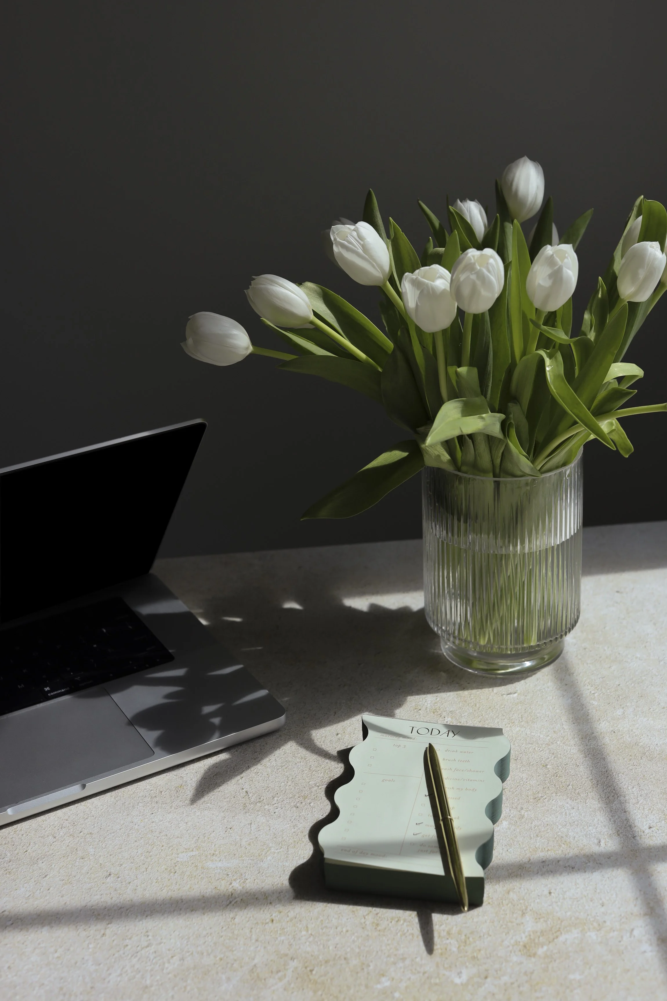 Computer with tulips cover for the seo guide for blogging