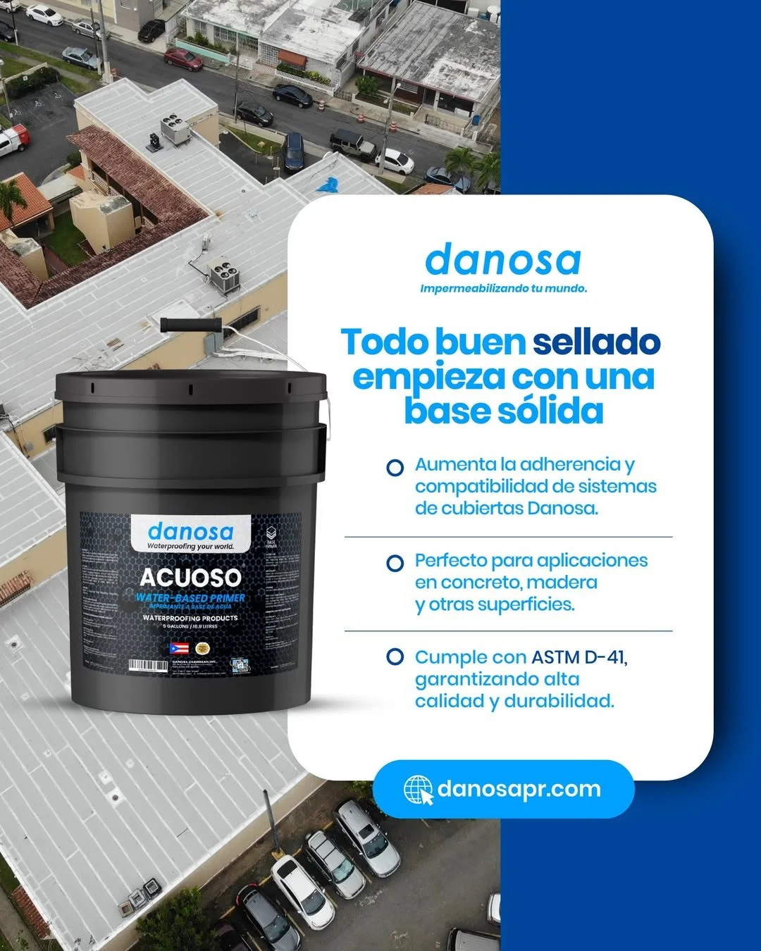 An advertencia de producto de impermeabilización de techos en un edificio, que muestra una cubeta de sellador acuoso de Danosa con un fondo de tejados y estacionamiento.