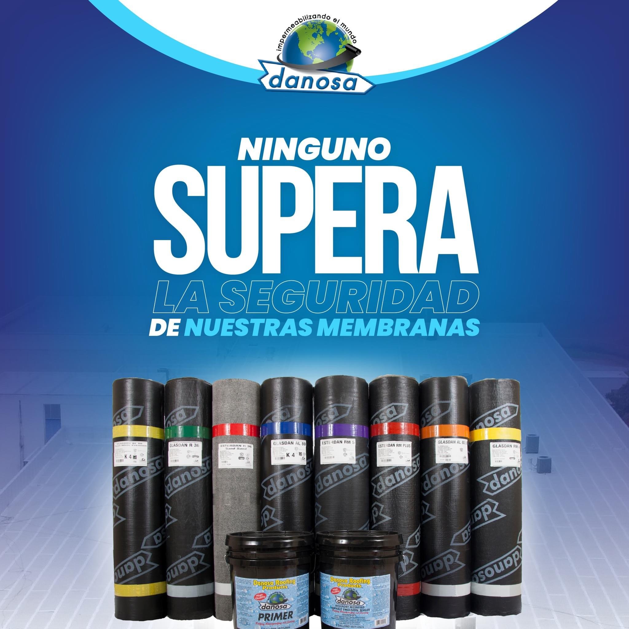 Rodillos de membranas impermeabilizantes con etiquetas de diferentes colores y dos cubetas de sellador o primer.