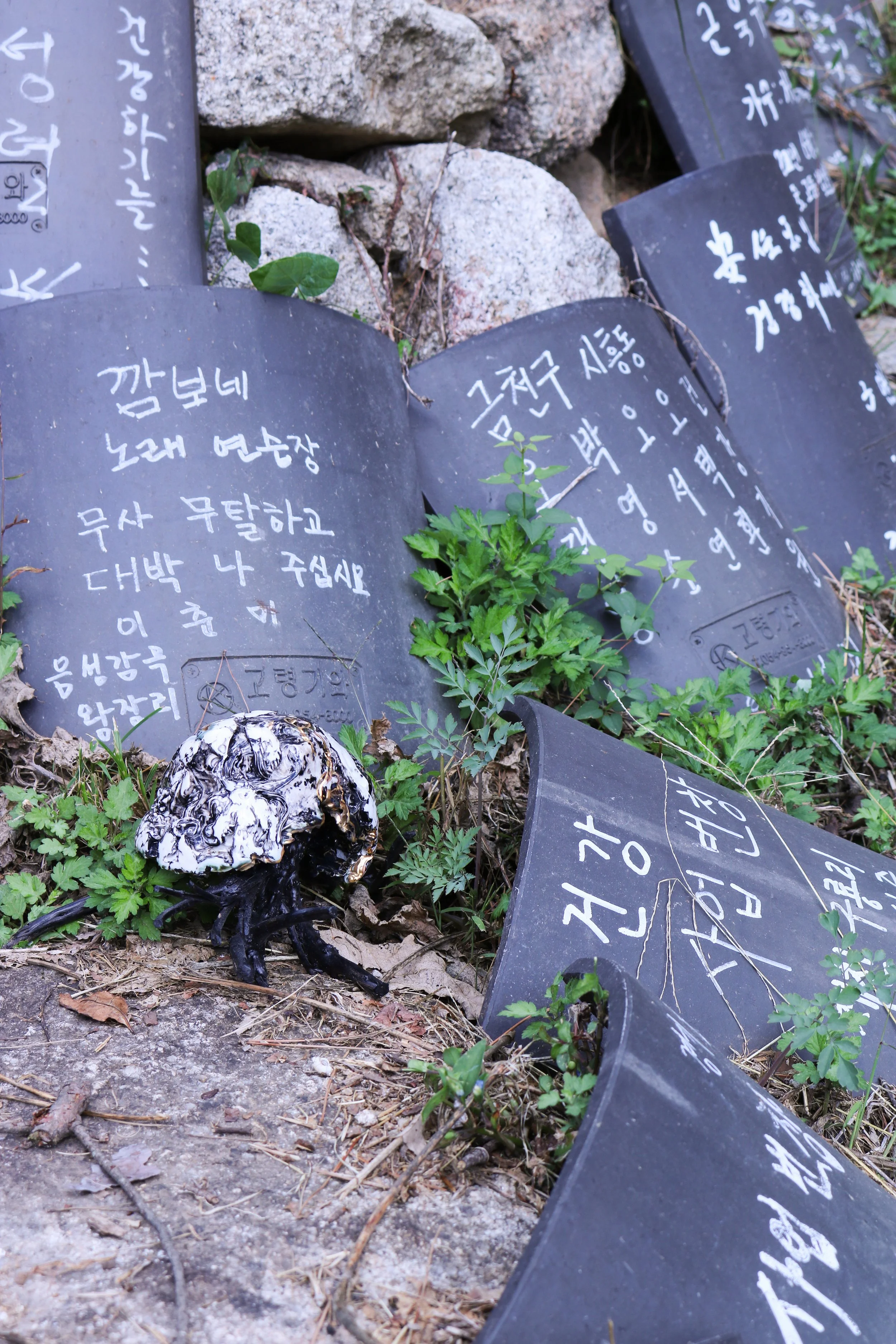 Installation view at Deogjisa Temple, Jecheon, South Korea