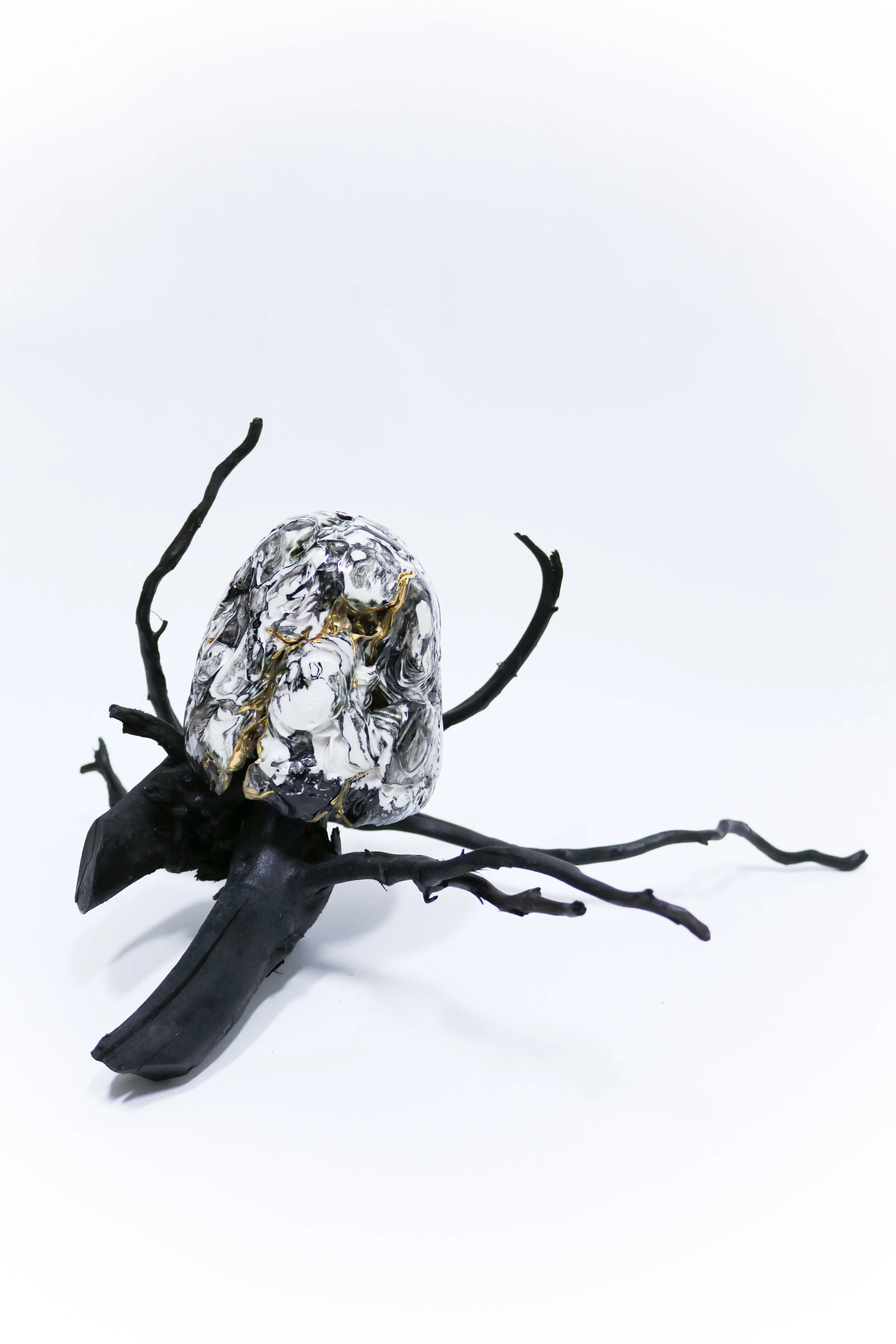 Babblings: pearl oyster 7,
ceramic, gold, wood, stan oil and mixed media, 30cm variable size, 2021