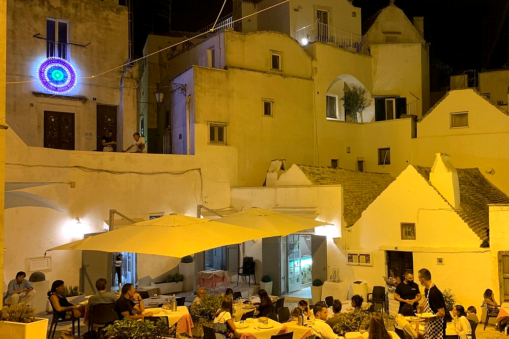 coco-pazzo-exterior-night-restaurant-martina-frana