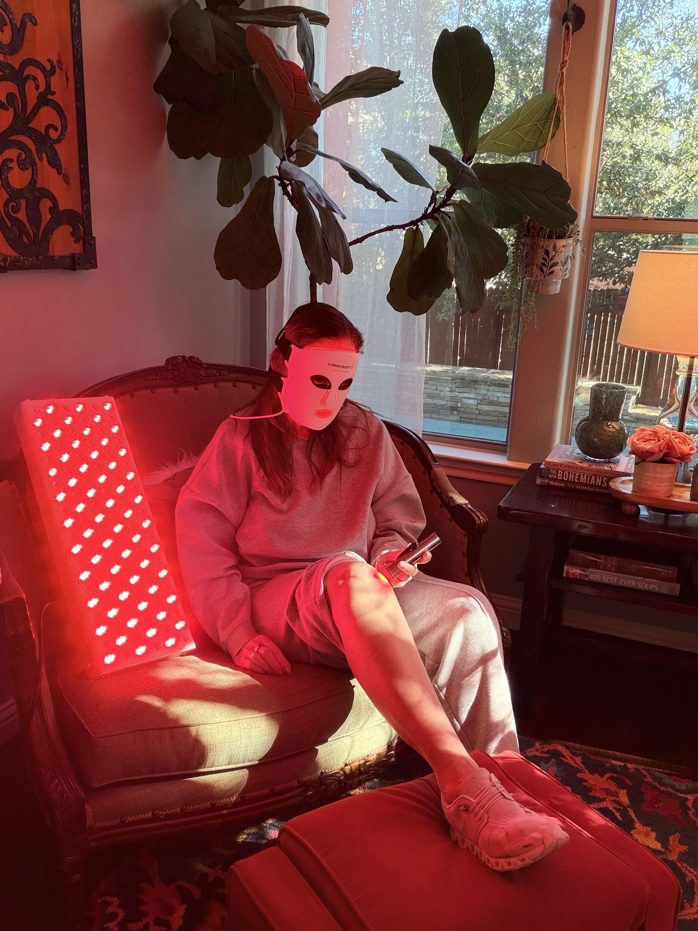 Using red light therapy panel for inflammation and arthritis support at home