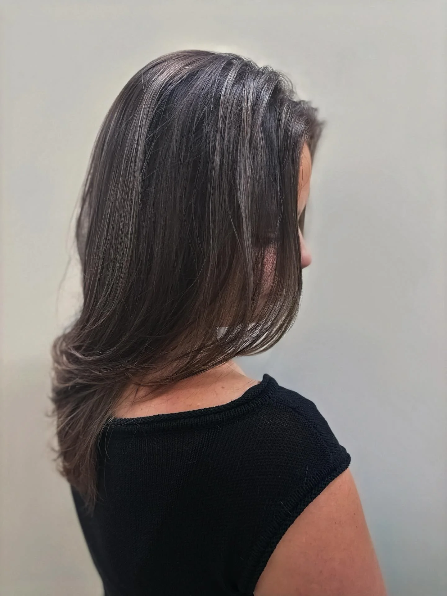 🌙✨ From flat brown to rich &amp; dimensional ✨🌙
Night-time lighting💡 
We transformed Abbey&rsquo;s hair from brown and boring to brown with depth, contrast, and shine that catches every light&mdash;even under the city lights 🌃💖
Because your hair