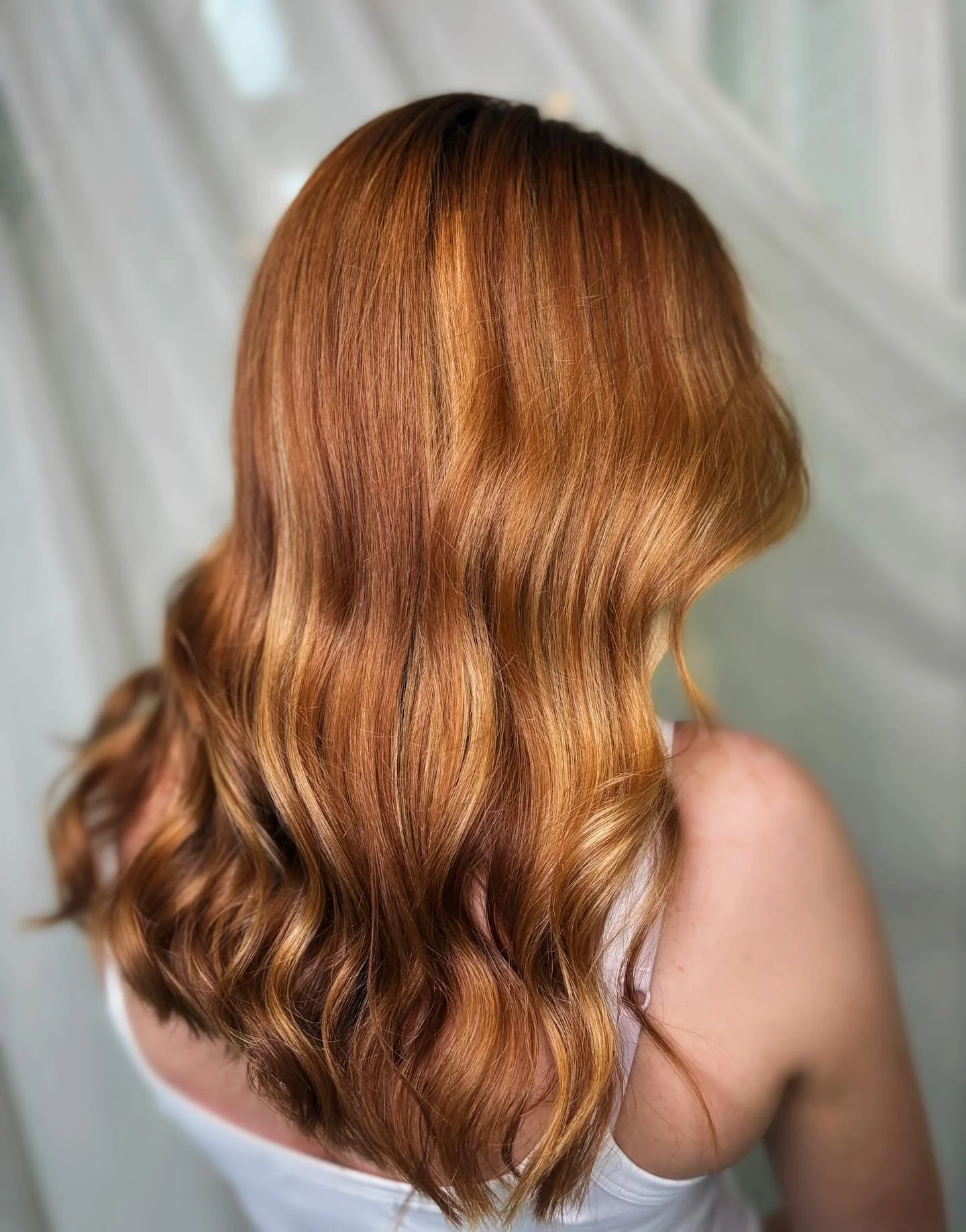 ✨ From blonde to bold! ✨
We embraced our guest&rsquo;s natural vibes and gave her hair the copper glow it was born to rock 🔥🍁
Swipe to see the transformation and that natural shine coming through!
Loving your hair should feel this good 💁&zwj;♀️💖
