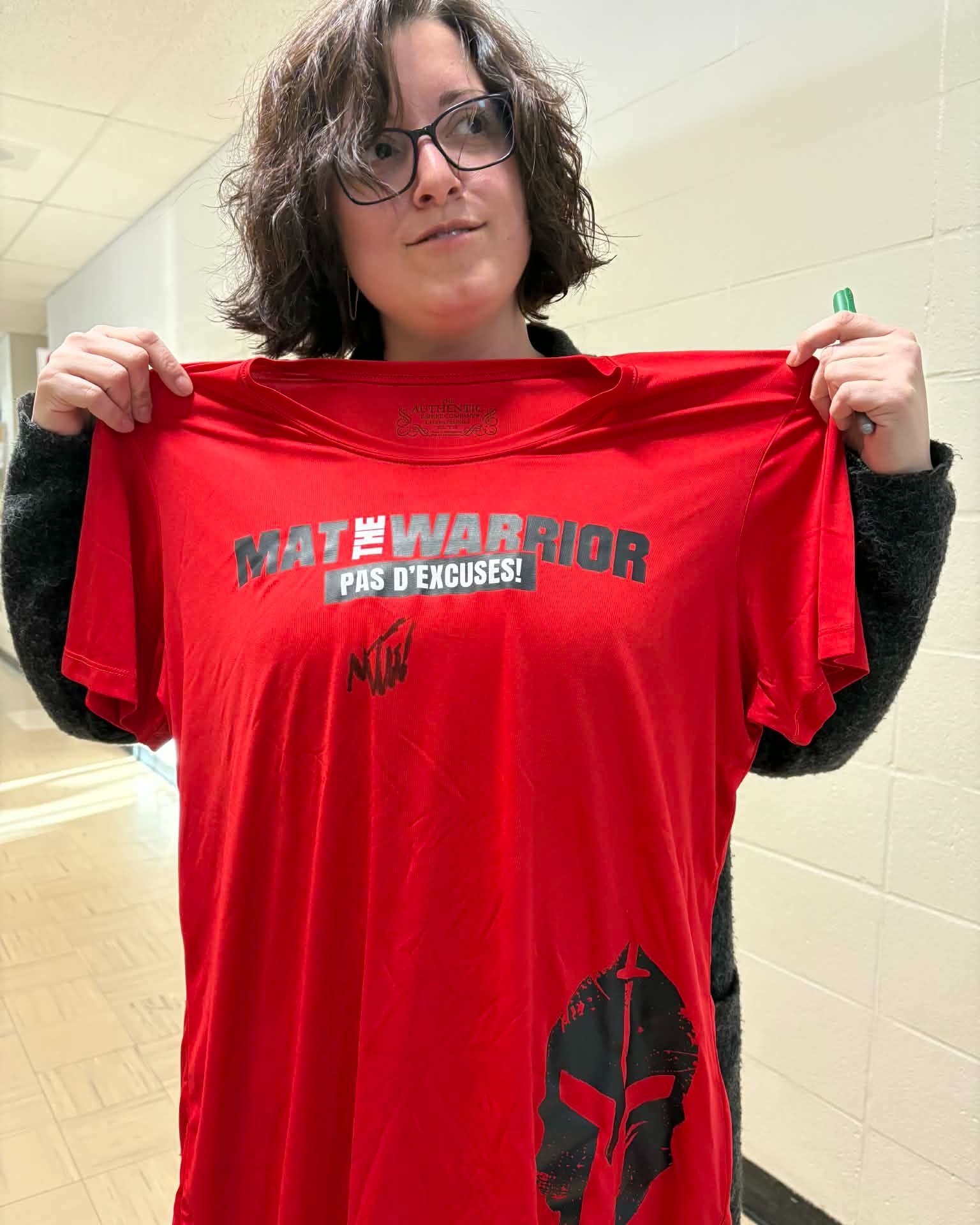 Merci &agrave; Tania, une de mes coll&egrave;gues &agrave; l&rsquo;&eacute;cole, qui a achet&eacute; un t-shirt Mat the Warrior dans ma shop! 💪

Elle est m&ecirc;me venue me l&rsquo;apporter pour que je le signe 🔥 Merci infiniment pour ton soutien!