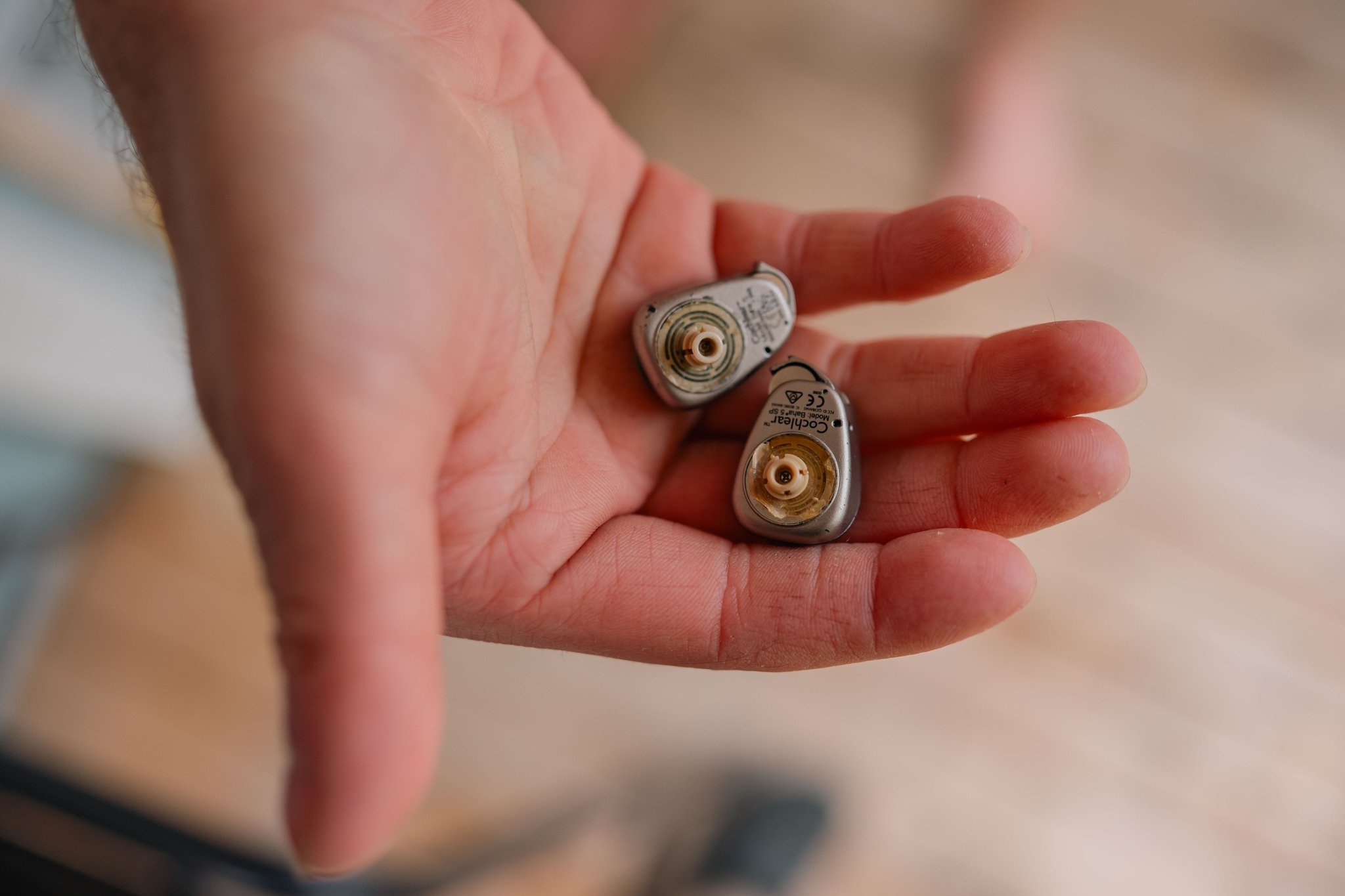 Le Mois de l'ou&iuml;e et de la communication au Qu&eacute;bec tire &agrave; sa fin. 

Je voulais vous parler de ces deux p'tits objets-l&agrave; qui me permettent d&rsquo;entendre. 🦻

Avec eux, j&rsquo;entends le monde par vibration. 

Ils se clips