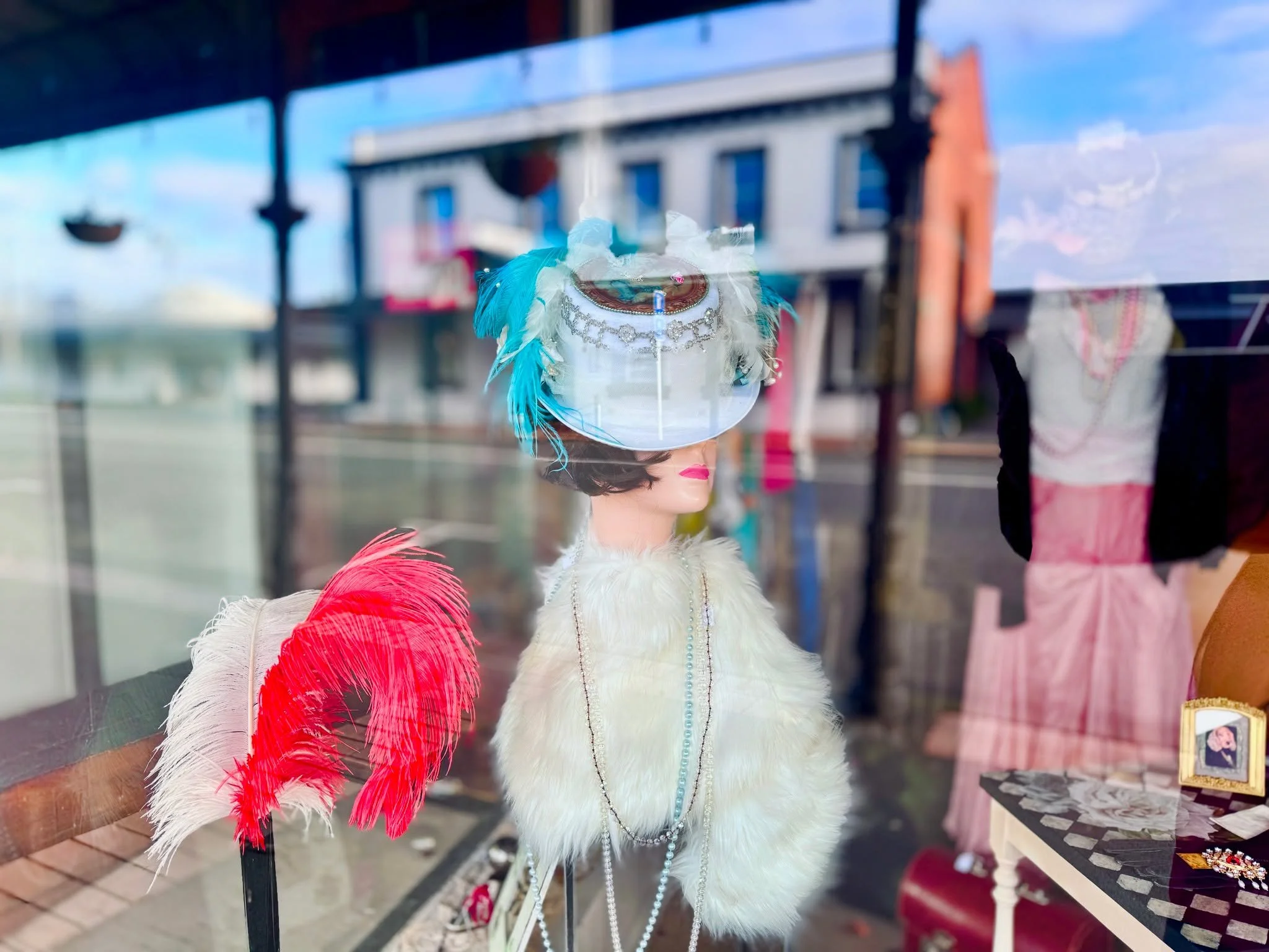 Happy Saturday!

If you enjoy poking around second hand stores, you'll love Waimate's main street.

Start at the @waimatecommunitymarket from 9am - 12pm, then wander across to the Salvation Army Store, then make your way up Queen Street.

Along the w