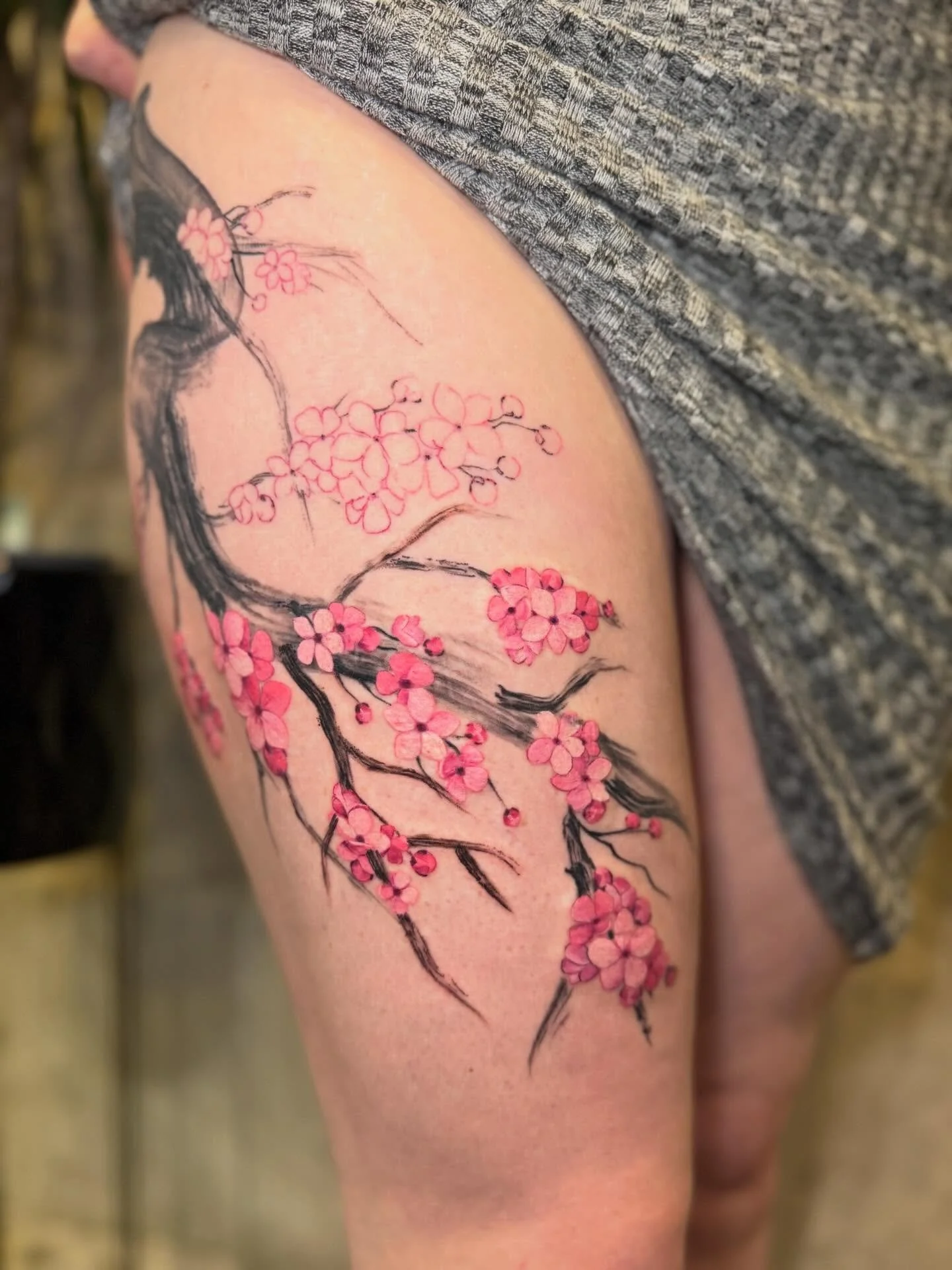 Following on from the reel, here&rsquo;s some progress photos of @hazelneedsanap brushstroke/smoky sakura branch.

#sakuratattoo #brushstroketattoo #thightattoo #nztattooartist