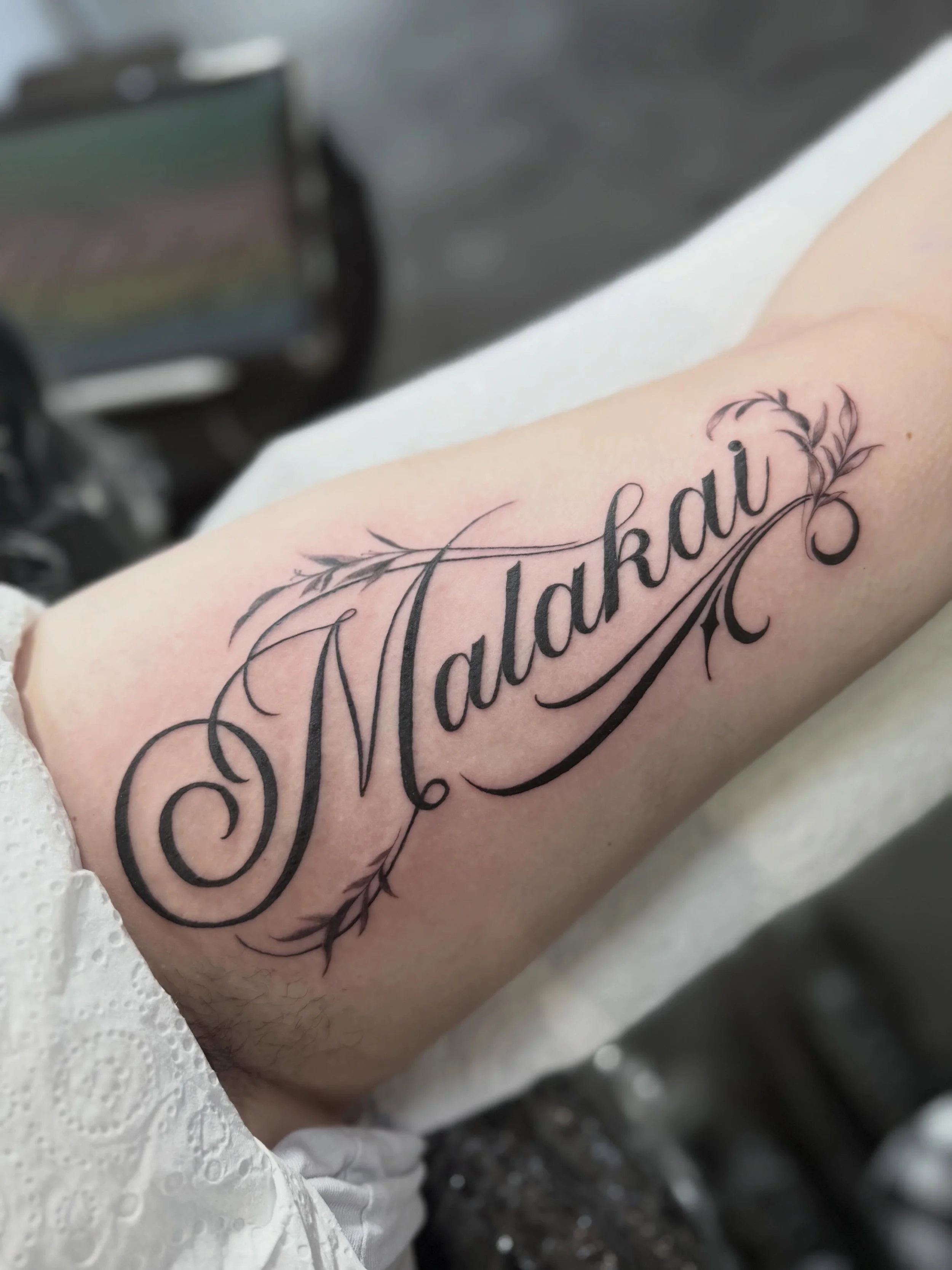 Crispy script for @renaymalakai - always nice going back to the classics. Thanks Renay!

#scripttattoo #blackworktattoo #letteringtattoo #finelinetattoo #nztattooartist