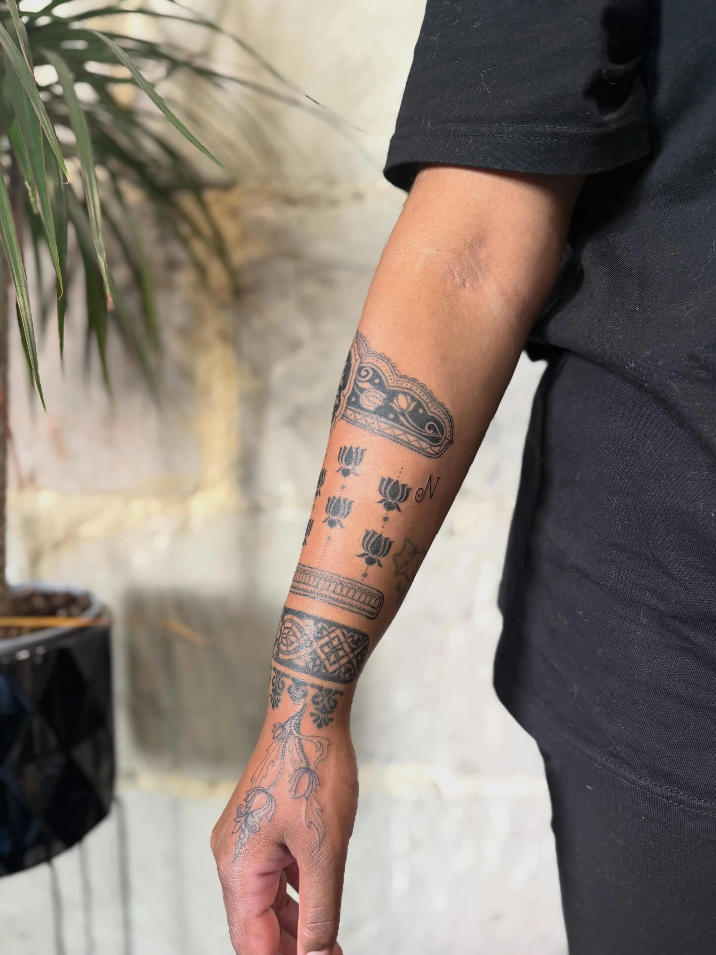Custom armbands inspired by Michelle&rsquo;s wedding henna.
Done over two sessions, thank you for sitting like an absolute champ!

#hennatattoo #weddingtattoo #blackworktattoo #ornamentaltattoo #nztattooartist