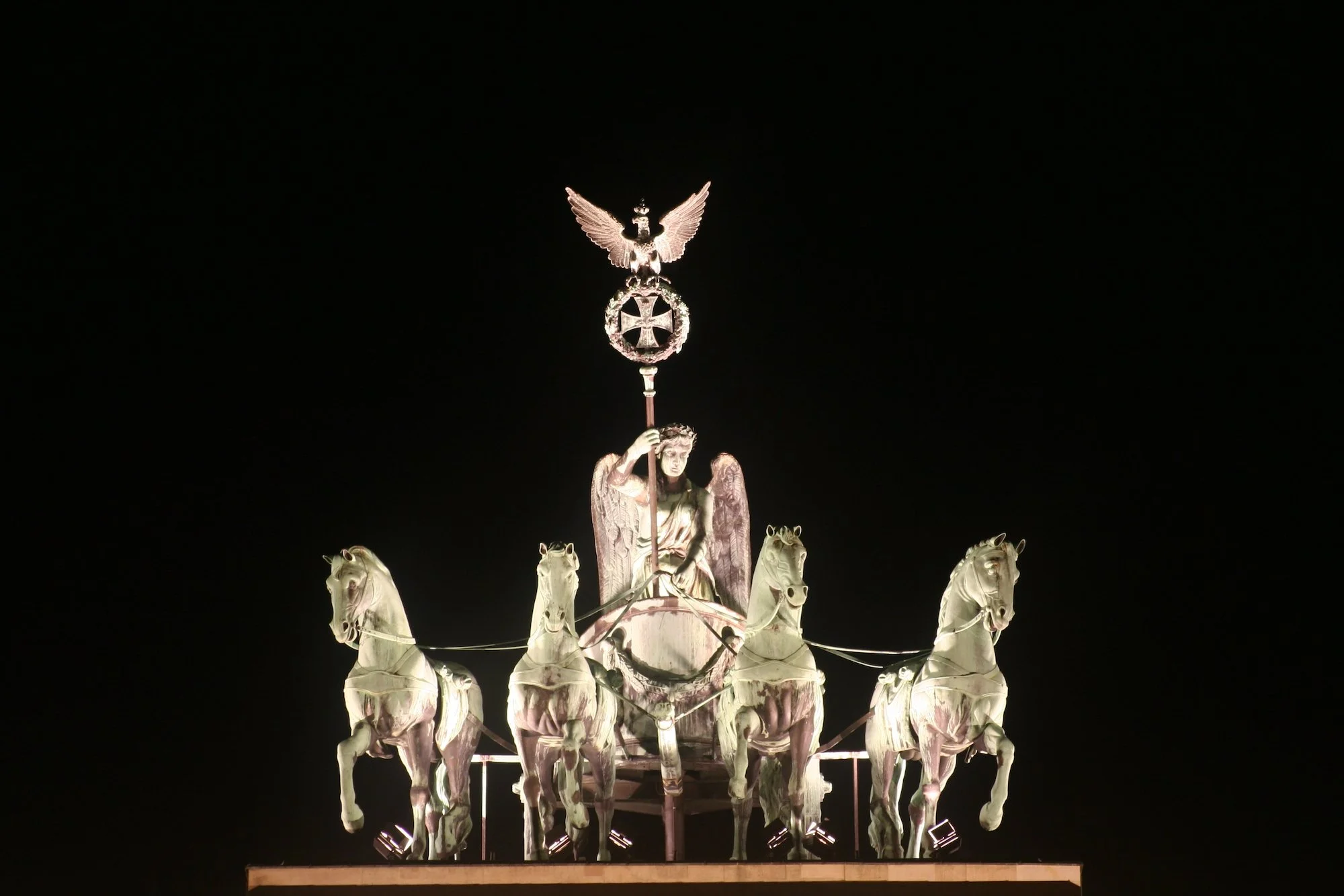 Statue on top of Brandenburg Tor.jpeg