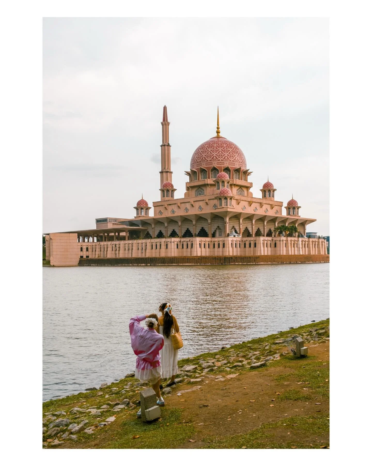 Been to putrajaya once, always thought its just a place for diplomats and getting some paperwork done. Never knew it also has some stunning sights. 

#putrajaya #putrajayaphotographer #putrajayamosque #pinkmosque #malaysiatourism