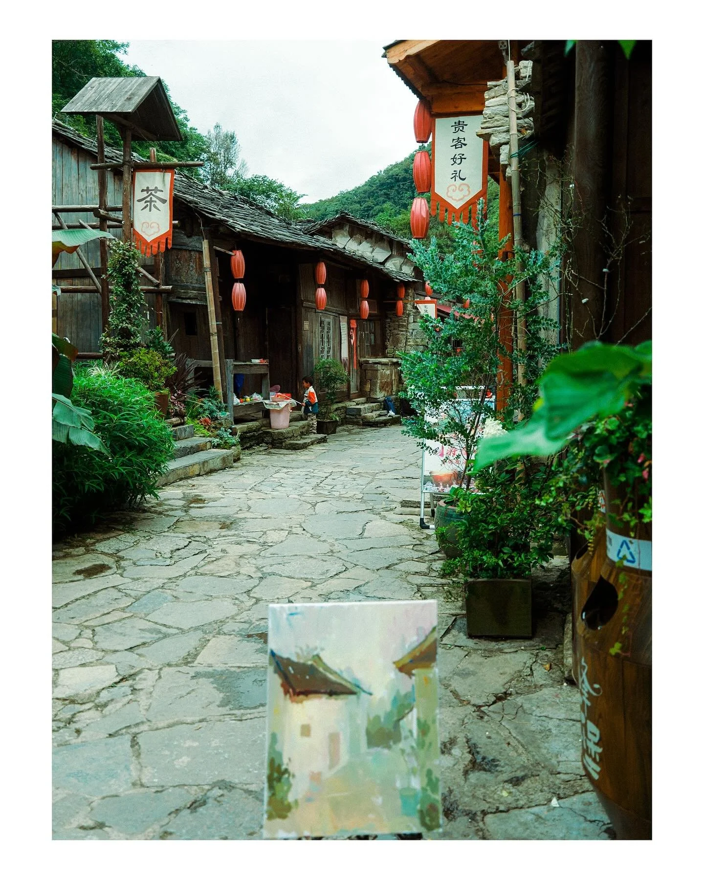 Bumped into an army of high school art students quietly painting the scenes at 云峰屯堡

#贵州 #贵州旅游 #guizhou #visitguizhou #travelchina #屯堡文化 #屯堡 #gfx #gfx50sii