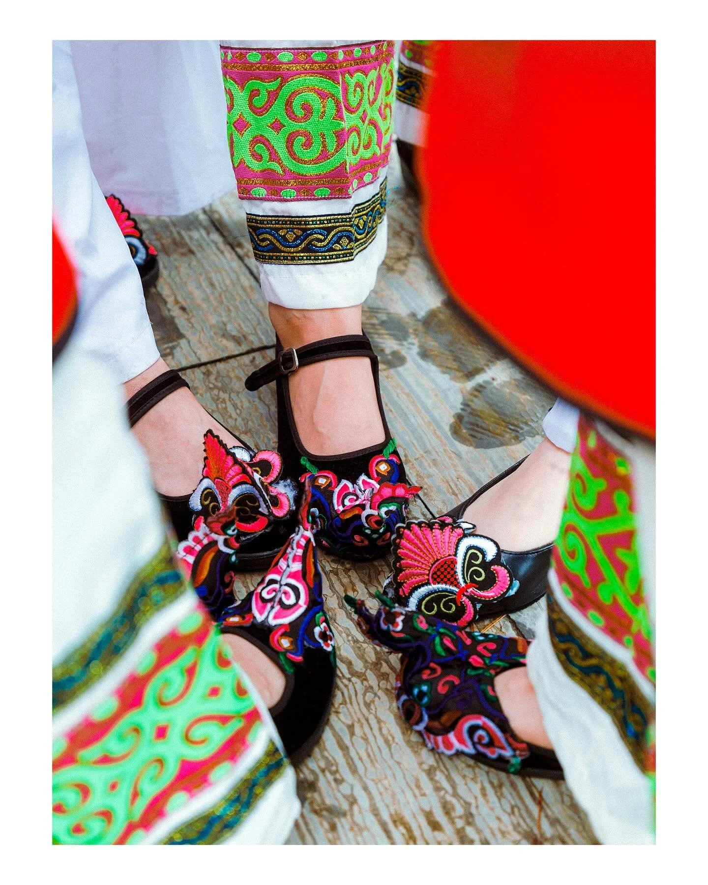 Pre-performance backstage prep &amp; fun 

Location: Anshun, Guizhou 

#guizhou #visitguizhou #visitchina #minorityculture #miao #miaopeople #ethnicperformance