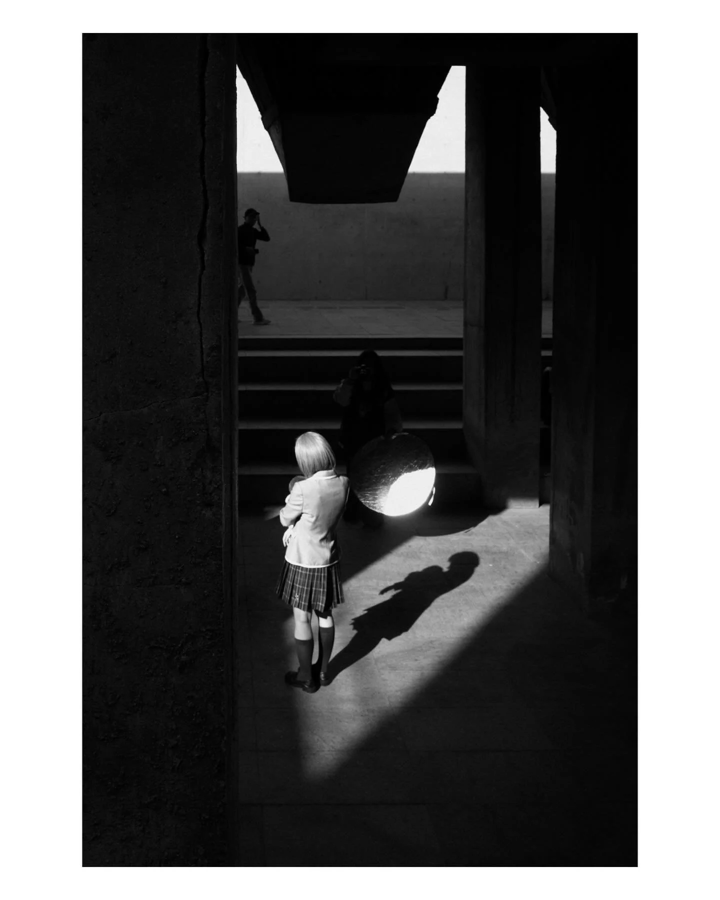 I usually avoid mornings and evenings, coz I love mid day harsh light and shadows 😎

#ricoh #ricohgr #ricohgriv #monochromephotography #lightandshadow