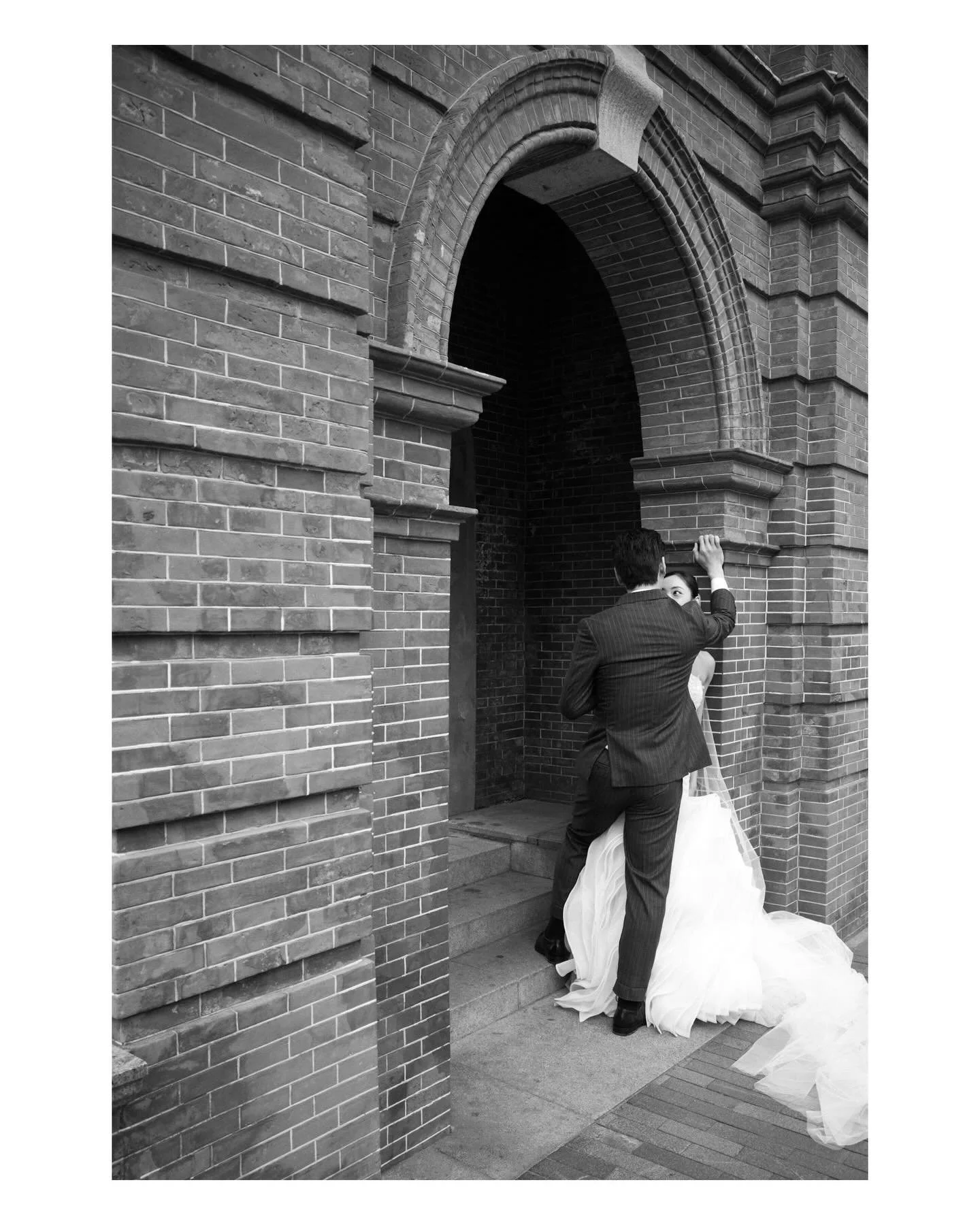 Is this considered voyeuristic behavior? 🤣

#monochromaticphotography #monochrome #bwphotography #shanghai #ricohgriv