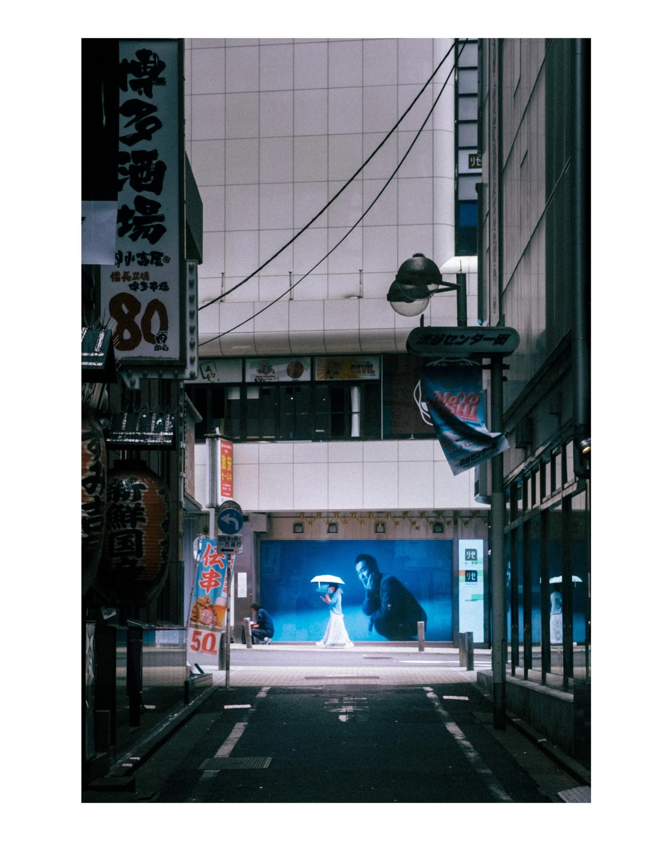 Another one of those coincidences. I really just wanted to snap someone walking by. After I was done I realized there was more than meets the eye. 🤣

#shibuya #shibuyatokyo #tokyostreetphotography #tokyotravels #visualstorytelling