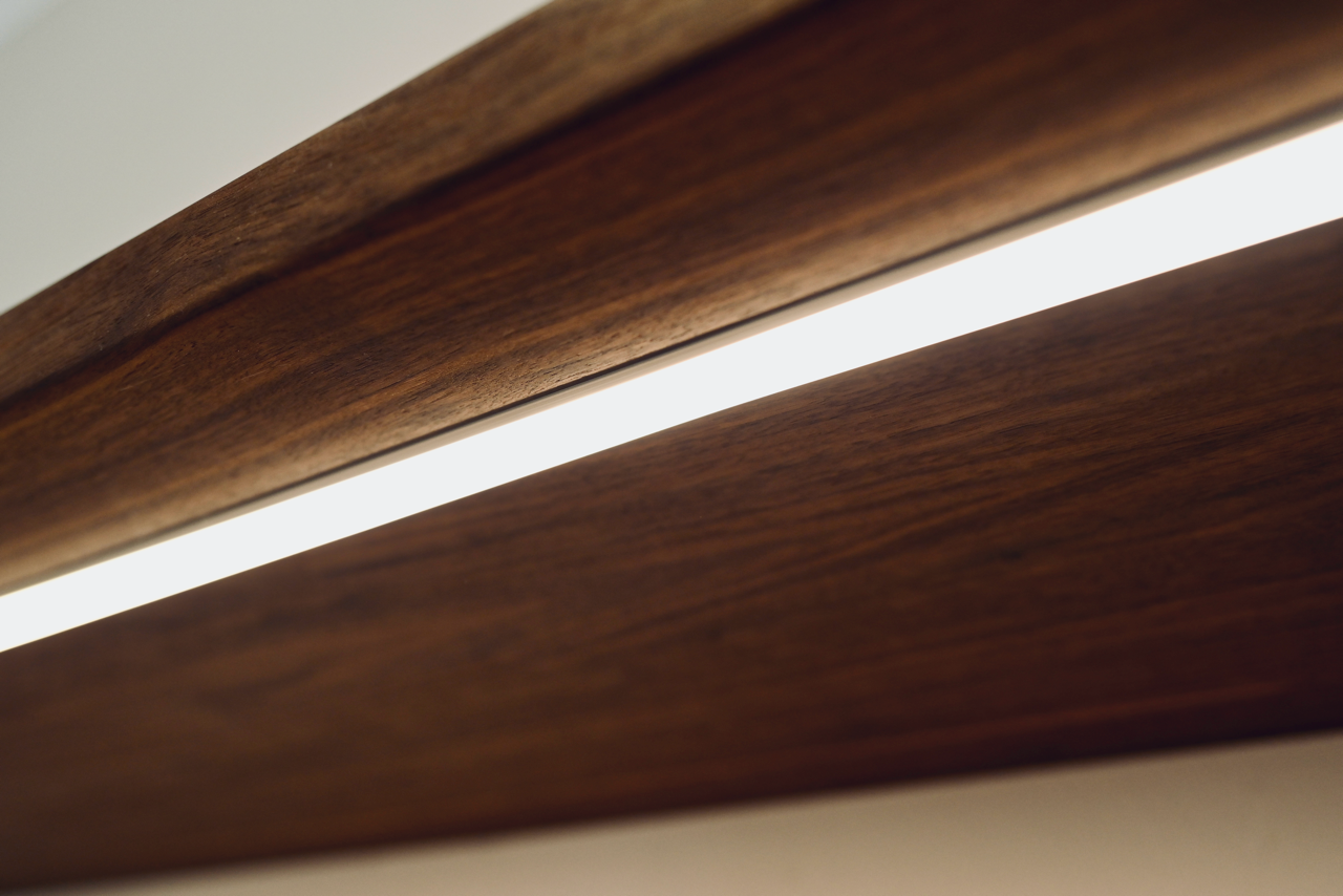 Nahaufnahme eines Holzlampe mit eingebauter LED-Leiste