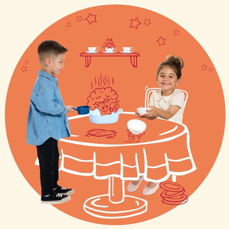 Ein lachendes Mädchen und ein Junge spielen mit einer Puppe und einem Topf auf einem Tisch. Der Hintergrund ist eine orangefarbene Illustration mit Sternen und weiteren Küchenutensilien. Das Bild kombiniert reale Kinder mit cartoonartigen Zeichnungen