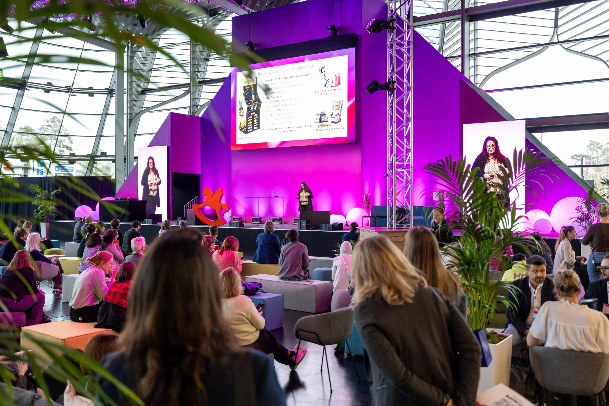 Frau steht auf einer Bühne und hält einen Vortrag