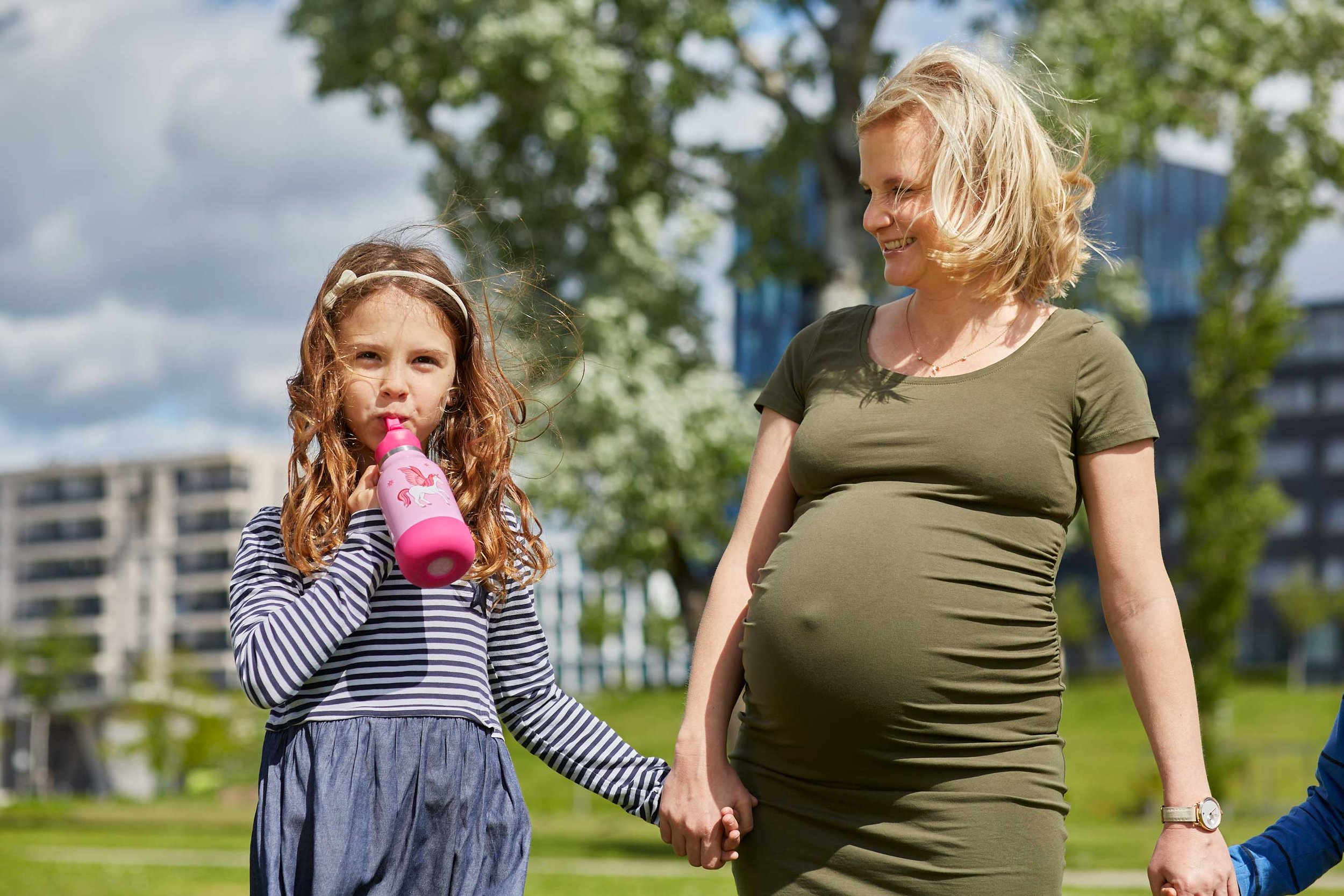 Kinder mit baoli Trinkflaschen und Brotdosen von SC7 auf einem Spielplatz – Lifestyle-Produktfotografie mit Kindern
